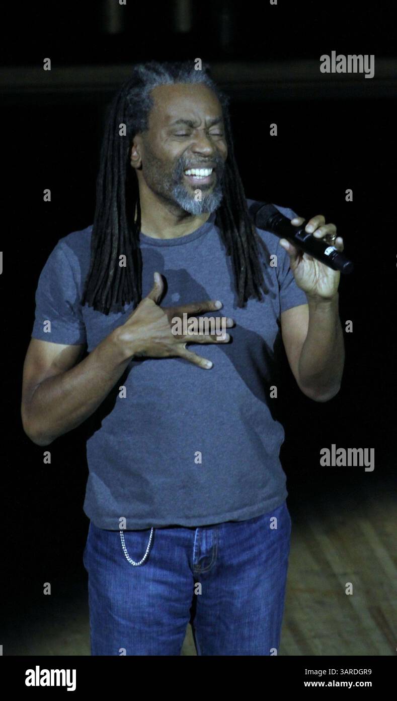 25. Januar 2010 – Moskau, Russland – US-amerikanischer Sänger und Dirigent BOBBY MCFERRIN in Moskau. Bobby McFerrin, der Autor des Allzeithits „Don't Worry, Be Happy“, kam nach Moskau, um mit einer Gruppe weltberühmter Musiker eine einzigartige Improvisationsoper zu inszenieren. (Kreditbild: © Dmitry Koro/PhotoXpress/ZUMA Press) Stockfoto