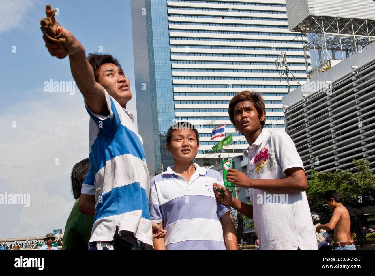 14. Mai 2010 - Bangkok, Thailand - Thailänder feuern mit Schleudern Steine und kleine selbstgemachte Sprengstoffe, die als Ping-Pong-Bomben bezeichnet werden, auf thailändische Truppen auf der Rama IV Rd. Ab Die thailändischen Sicherheitskräfte haben Live-Patronen abgefeuert, nachdem sie ein schwer verteidigtes Demonstrantenlager in Bangkok wegen Zusammenstößen, bei denen zwei Menschen getötet wurden, versiegeln wollten. Botschaften wurden geschlossen, als Demonstranten einen Polizeibus in Brand setzten und Feuerwerke auf Truppen schossen, die auch mit Tränengas und Gummigeschossen reagierten. Die Demonstranten wollen, dass der Premierminister zurücktritt und Wahlen ausruft. Viele der sogenannten Red-Shirt-Demonstranten unterstützen den ehemaligen Prime Mini Stockfoto