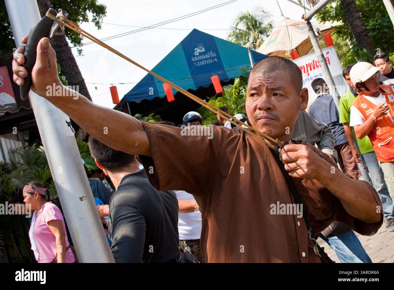 14. Mai 2010 - Bangkok, Thailand - Thailänder feuern mit Schleudern Steine und kleine selbstgemachte Sprengstoffe, die als Ping-Pong-Bomben bezeichnet werden, auf thailändische Truppen auf der Rama IV Rd. Ab Die thailändischen Sicherheitskräfte haben Live-Patronen abgefeuert, nachdem sie ein schwer verteidigtes Demonstrantenlager in Bangkok wegen Zusammenstößen, bei denen zwei Menschen getötet wurden, versiegeln wollten. Botschaften wurden geschlossen, als Demonstranten einen Polizeibus in Brand setzten und Feuerwerke auf Truppen schossen, die auch mit Tränengas und Gummigeschossen reagierten. Die Demonstranten wollen, dass der Premierminister zurücktritt und Wahlen ausruft. Viele der sogenannten Red-Shirt-Demonstranten unterstützen den ehemaligen Prime Mini Stockfoto