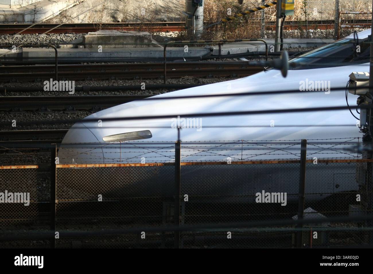 5. Februar 2010 – Tokio, Japan – der Shinkansen, auch bekannt als „Hochgeschwindigkeitszug“, ist ein Netz von Hochgeschwindigkeitsbahnstrecken in Japan, das von vier Unternehmen der Japan Railways Group betrieben wird. Mit dem 210 km/h (130 mph) Tkaid Shinkansen im Jahr 1964 wurde das inzwischen 2.459 km (1.528 mi) lange Netz erweitert, um die meisten größeren Städte der Inseln mit Geschwindigkeiten von bis zu 300 km/h (186 mph) zu verbinden. Die Testfahrten erreichten 1996 443 km/h (275 mph) für die konventionelle Schiene und 2003 einen Weltrekord von 581 km/h (361 mph) für die Maglev-Triebzüge. (Bild: © Hitoshi Yamada/ZUMA Press) Stockfoto