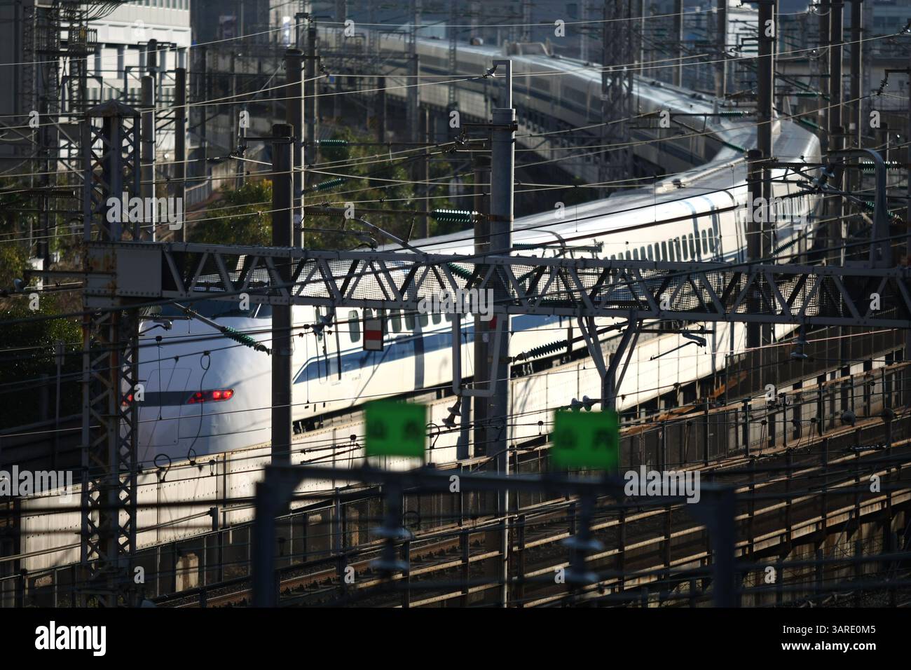 5. Februar 2010 – Tokio, Japan – der Shinkansen, auch bekannt als „Hochgeschwindigkeitszug“, ist ein Netz von Hochgeschwindigkeitsbahnstrecken in Japan, das von vier Unternehmen der Japan Railways Group betrieben wird. Mit dem 210 km/h (130 mph) Tkaid Shinkansen im Jahr 1964 wurde das inzwischen 2.459 km (1.528 mi) lange Netz erweitert, um die meisten größeren Städte der Inseln mit Geschwindigkeiten von bis zu 300 km/h (186 mph) zu verbinden. Die Testfahrten erreichten 1996 443 km/h (275 mph) für die konventionelle Schiene und 2003 einen Weltrekord von 581 km/h (361 mph) für die Maglev-Triebzüge. (Bild: © Hitoshi Yamada/ZUMA Press) Stockfoto