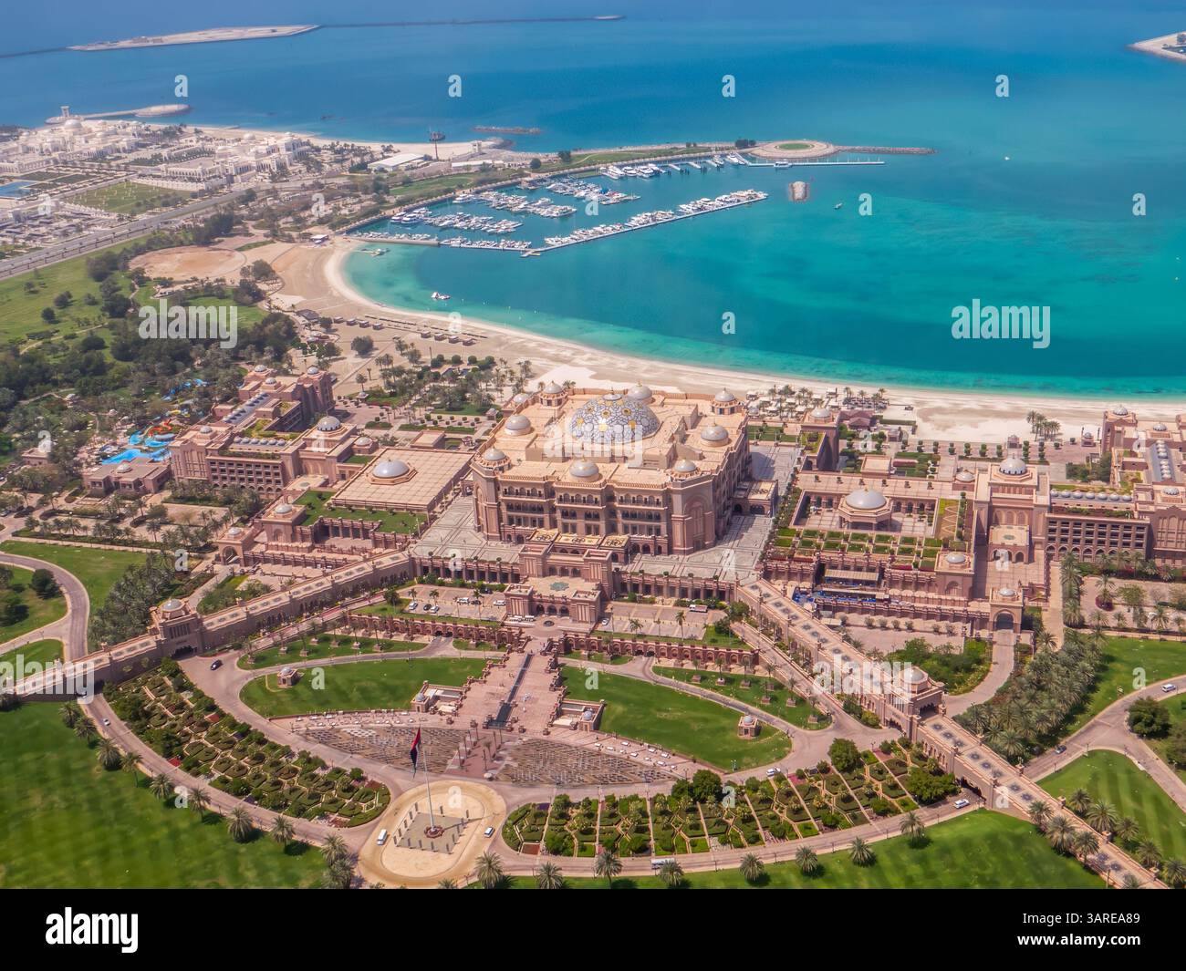 Abu Dhabi, Vereinigte Arabische Emirate. Ein Bild vom Emirates Palace Mandarin Oriental Hotel von oben. Stockfoto