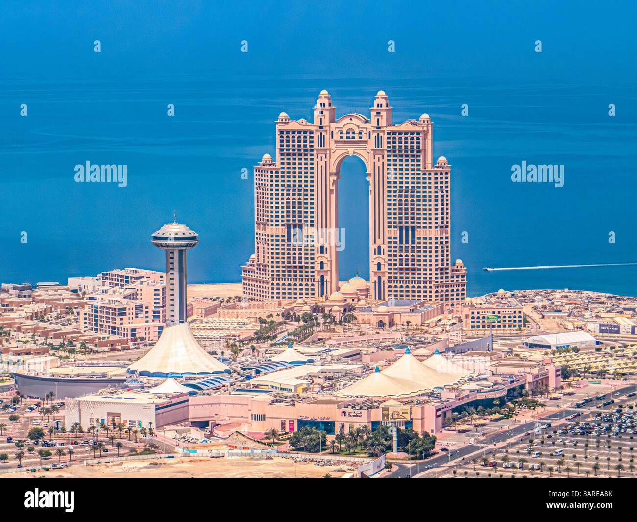 Abu Dhabi, Vereinigte Arabische Emirate. Blick aus der Vogelperspektive auf Marina Mall und Marina Village mit Rixos Marina Abu Dhabi Hotel Stockfoto