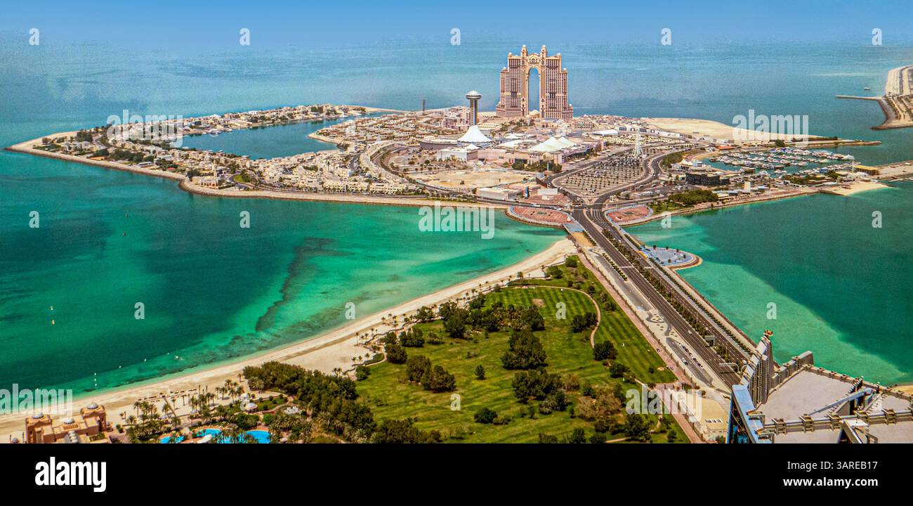 Abu Dhabi, Vereinigte Arabische Emirate. Blick aus der Vogelperspektive auf Marina Mall und Marina Village mit Rixos Marina Abu Dhabi Hotel Stockfoto