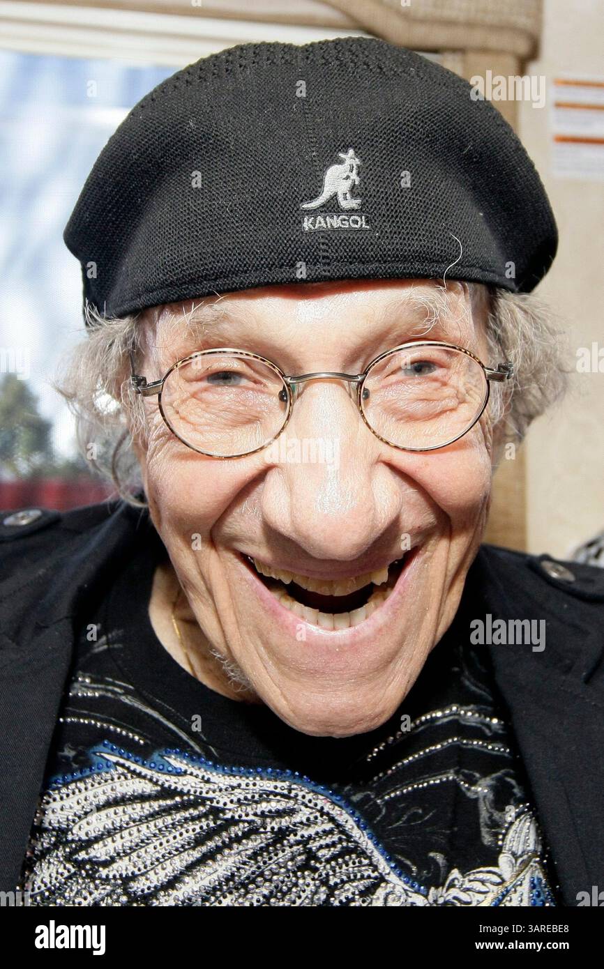 Mai 2010 - Las Vegas, Nevada, USA - Komiker SAMMY SHORE sitzt im VANS Skateboard Tour Bus im Palms Casino and Resort. (Bild: © Jerod Harris/ZUMApress.com) Stockfoto Mai 2010 - Las Vegas, Nevada, USA - Komiker SAMMY SHORE sitzt im VANS Skateboard Tour Bus im Palms Casino and Resort. (Bild: © Jerod Harris/ZUMApress.com) Stockfoto