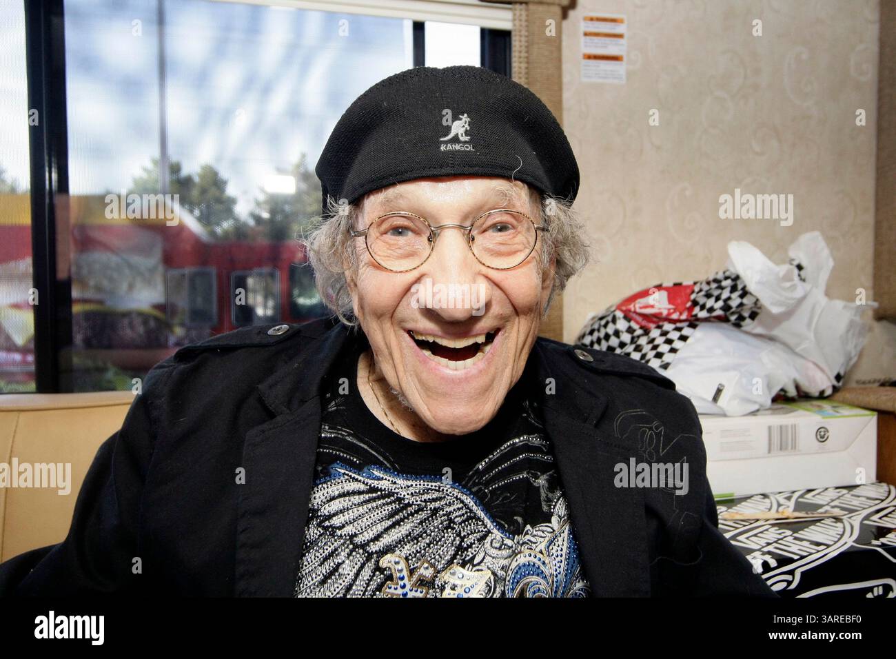 Mai 2010 - Las Vegas, Nevada, USA - Komiker SAMMY SHORE sitzt im VANS Skateboard Tour Bus im Palms Casino and Resort. (Bild: © Jerod Harris/ZUMApress.com) Stockfoto Mai 2010 - Las Vegas, Nevada, USA - Komiker SAMMY SHORE sitzt im VANS Skateboard Tour Bus im Palms Casino and Resort. (Bild: © Jerod Harris/ZUMApress.com) Stockfoto