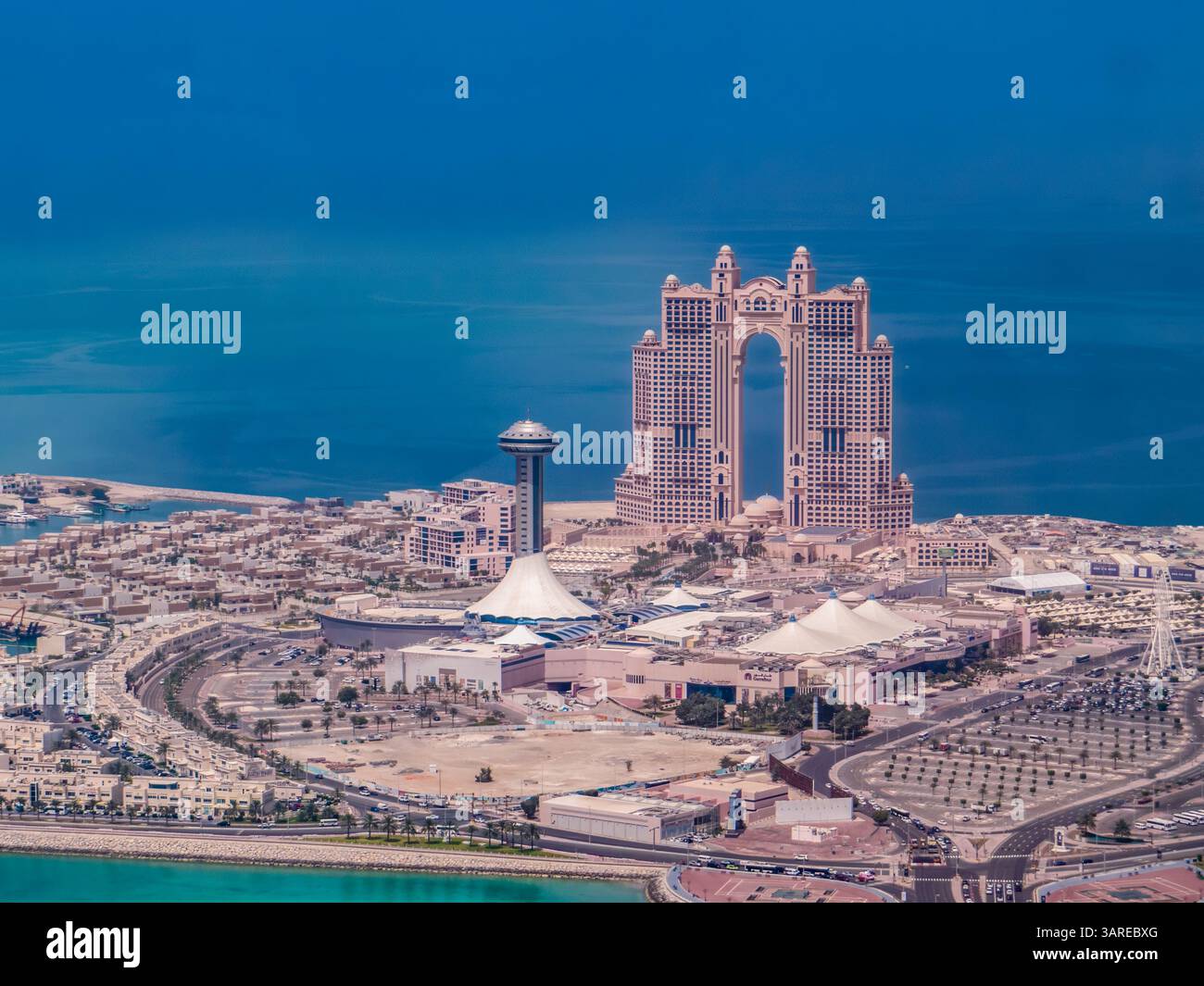 Abu Dhabi, Vereinigte Arabische Emirate. Blick aus der Vogelperspektive auf Marina Mall und Marina Village mit Rixos Marina Abu Dhabi Hotel Stockfoto