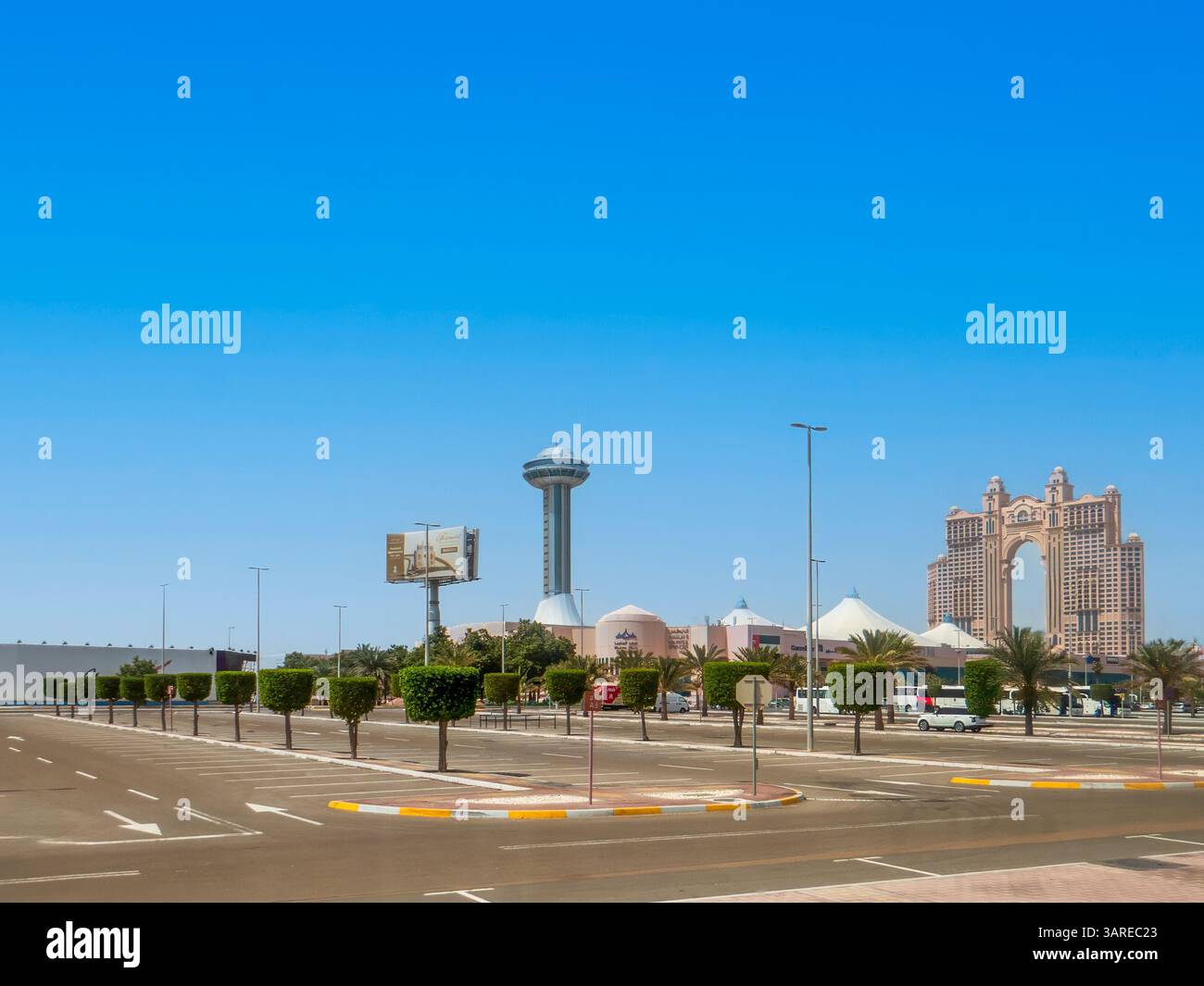 Abu Dhabi, Vereinigte Arabische Emirate. Blick aus der Vogelperspektive auf Marina Mall und Marina Village mit Rixos Marina Abu Dhabi Hotel Stockfoto