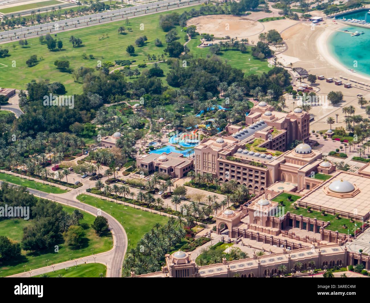 Abu Dhabi, Vereinigte Arabische Emirate. Ein Bild vom Emirates Palace Mandarin Oriental Hotel von oben. Stockfoto