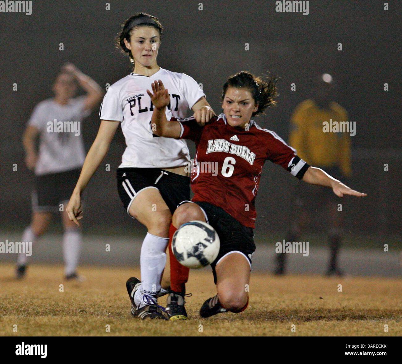 Januar 2010 - St. Petersburg, Florida, USA - DANIEL WALLACE | Times. TP_317207_WALL_Soccer_7 (01/22/2010 Tampa) Connor Zwetsch (11) und Meghan Lanteigne (6) treten in der zweiten Halbzeit um den Ball an. ACTION IN DER ZWEITEN HALBZEIT: Das finale Fußballspiel der Plant High School in Bloomingdale im 6A-8-Bezirk des Mädchens am Freitag. Die Anlage hat mit 1:0 gewonnen. [DANIEL WALLACE, Times] (Bild: © St. Petersburg Times/ZUMApress.com) Stockfoto
