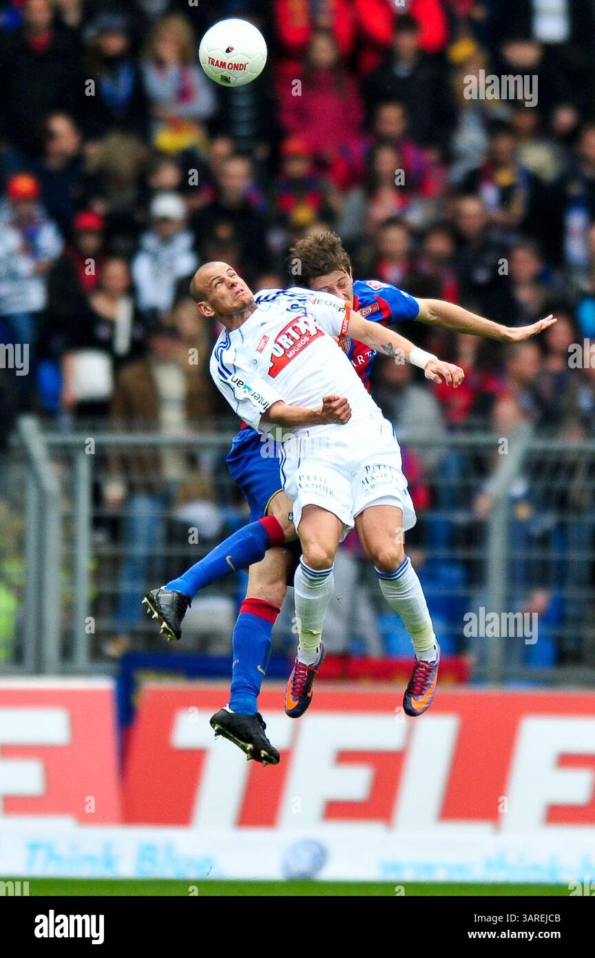 9. Mai 2010: Spieler des FC Lausanne und des FC Basel im Schweizer Cup-Finale im St. Jacob Park in Basel. Das Spiel endete mit dem Sieg 6-0 und der Meisterschaft 2010. (Bild: © John Middlebrook/Cal Sport Media/ZUMApress.com) Stockfoto