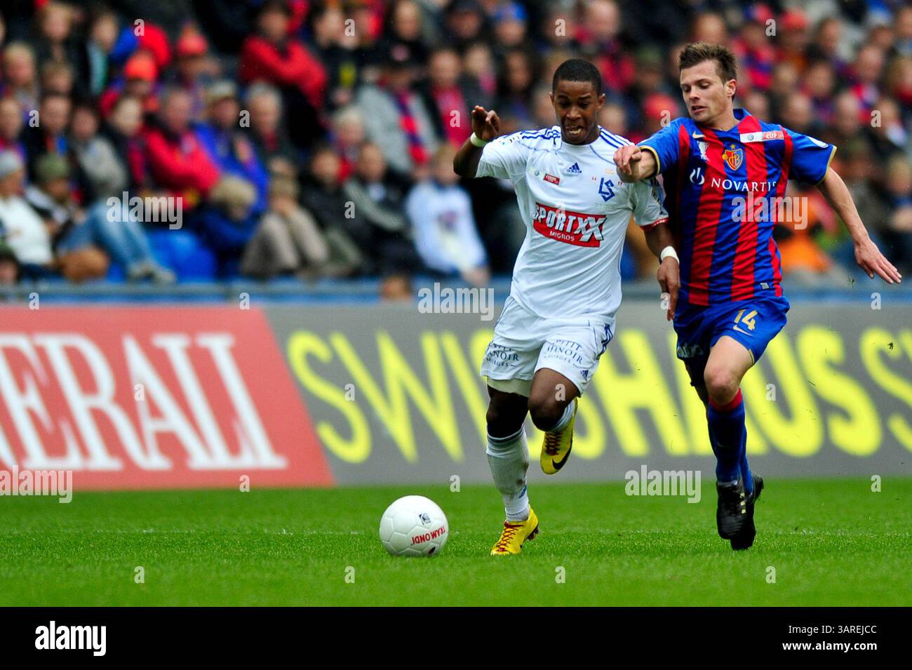 9. Mai 2010: Der FC Lausanne Abdul Carrupt kämpft im Schweizer Cup-Finale im St. Jacob Park in Basel gegen Valentin Stocker. Das Spiel endete mit dem Sieg 6-0 und der Meisterschaft 2010. (Bild: © John Middlebrook/Cal Sport Media/ZUMApress.com) Stockfoto
