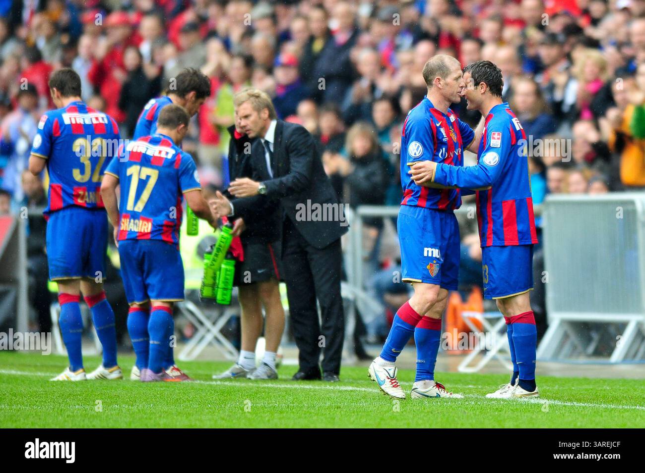 9. Mai 2010: Scott Chipperfield des FC Basel begrüßt Basler Alex frei im Schweizer Cup-Finale im St. Jacob Park in Basel. Das Spiel endete mit dem Sieg 6-0 und der Meisterschaft 2010. (Bild: © John Middlebrook/Cal Sport Media/ZUMApress.com) Stockfoto
