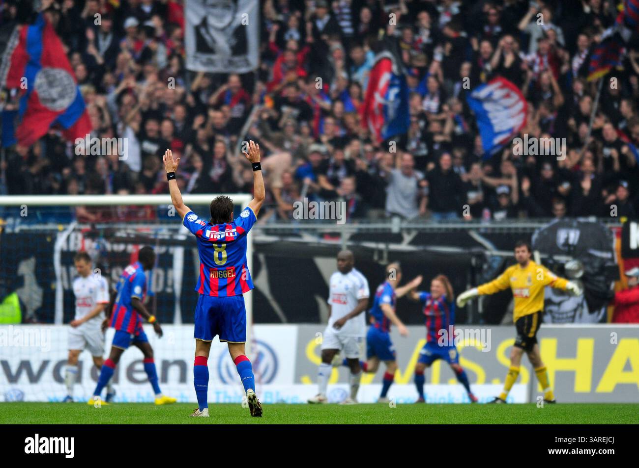 9. Mai 2010: Benjamin Huggel, FC Basel, wirft sich nach einem Tor im Schweizer Cup-Finale im St. Jacob Park in Basel die Arme hoch. Das Spiel endete mit dem Sieg 6-0 und der Meisterschaft 2010. (Bild: © John Middlebrook/Cal Sport Media/ZUMApress.com) Stockfoto