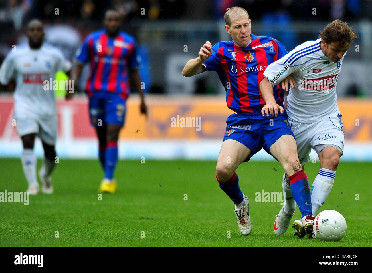 9. Mai 2010: Scott Chipperfield des FC Basel kämpft im Schweizer Cup-Finale im St. Jacob Park in Basel gegen Rodrigo Tosi von Lausanne. Das Spiel endete mit dem Sieg 6-0 und der Meisterschaft 2010. (Bild: © John Middlebrook/Cal Sport Media/ZUMApress.com) Stockfoto