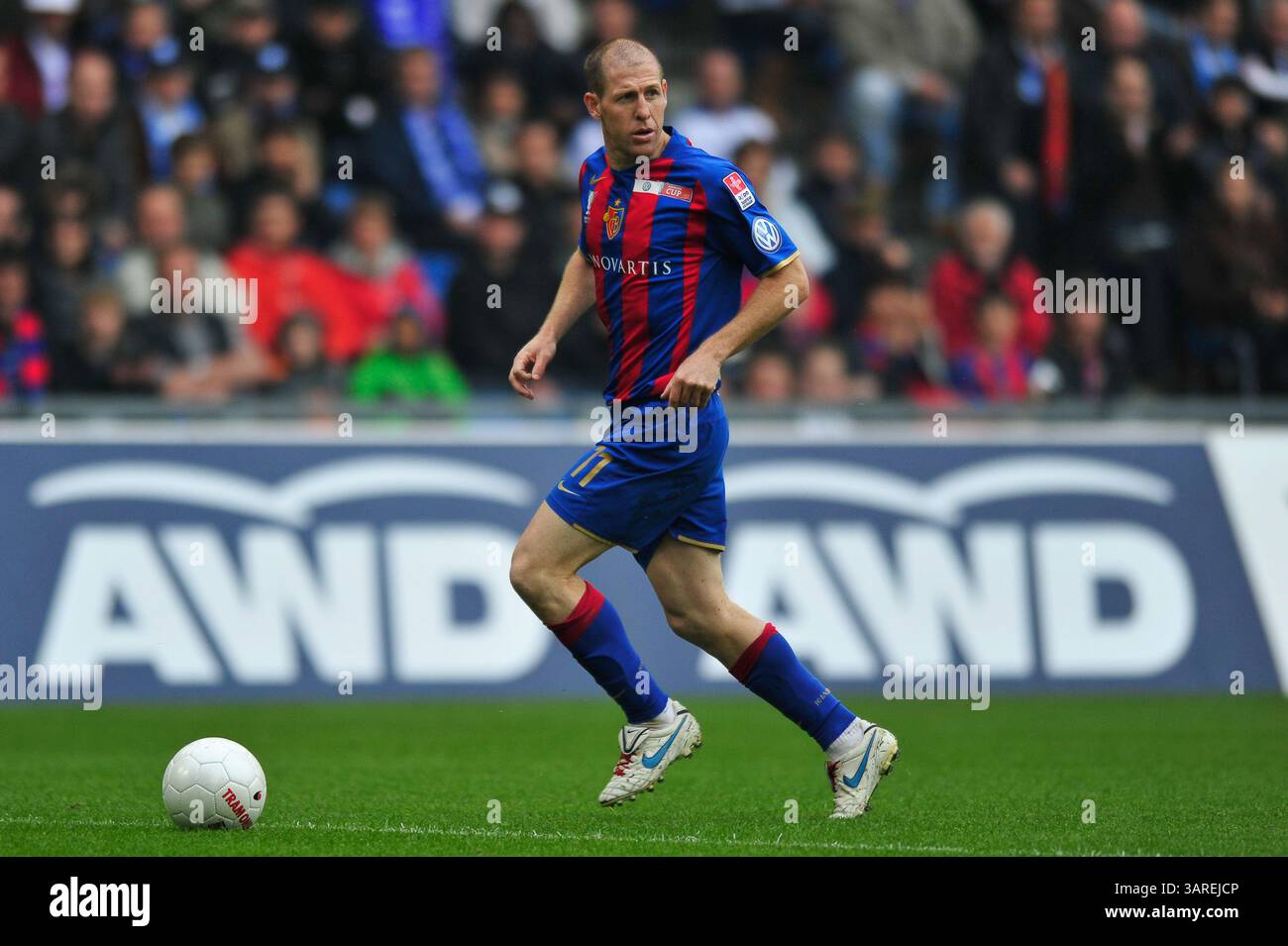 9. Mai 2010: Scott Chipperfield des FC Basel im Schweizer Cup-Finale im St. Jacob Park in Basel. Das Spiel endete mit dem Sieg 6-0 und der Meisterschaft 2010. (Bild: © John Middlebrook/Cal Sport Media/ZUMApress.com) Stockfoto