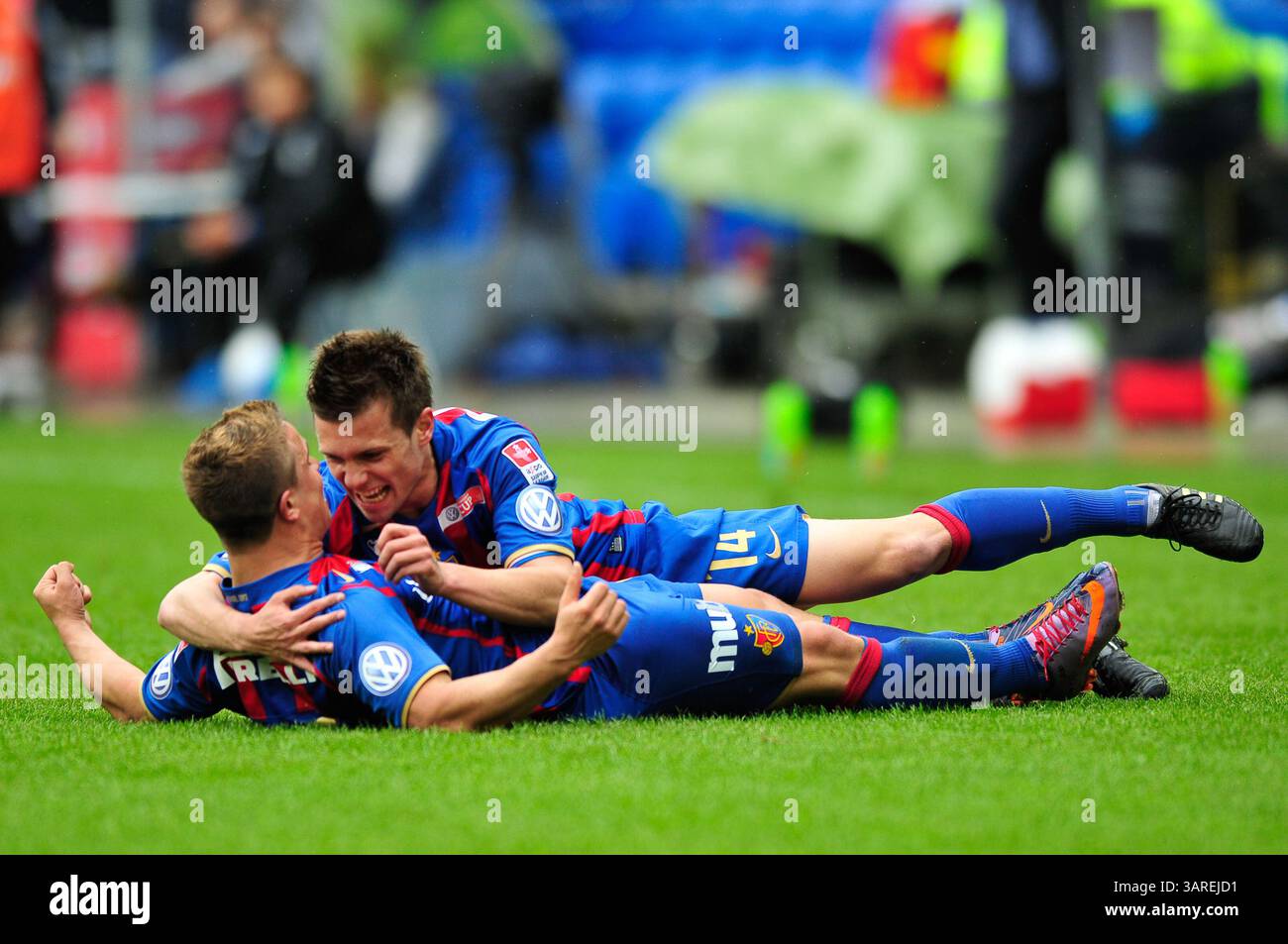 9. Mai 2010: Xherdan Shaqiri des FC Basel feiert mit Valentin Stocker nach einem Tor im Schweizer Cup-Finale im St. Jacob Park in Basel. Das Spiel endete mit dem Sieg 6-0 und der Meisterschaft 2010. (Bild: © John Middlebrook/Cal Sport Media/ZUMApress.com) Stockfoto