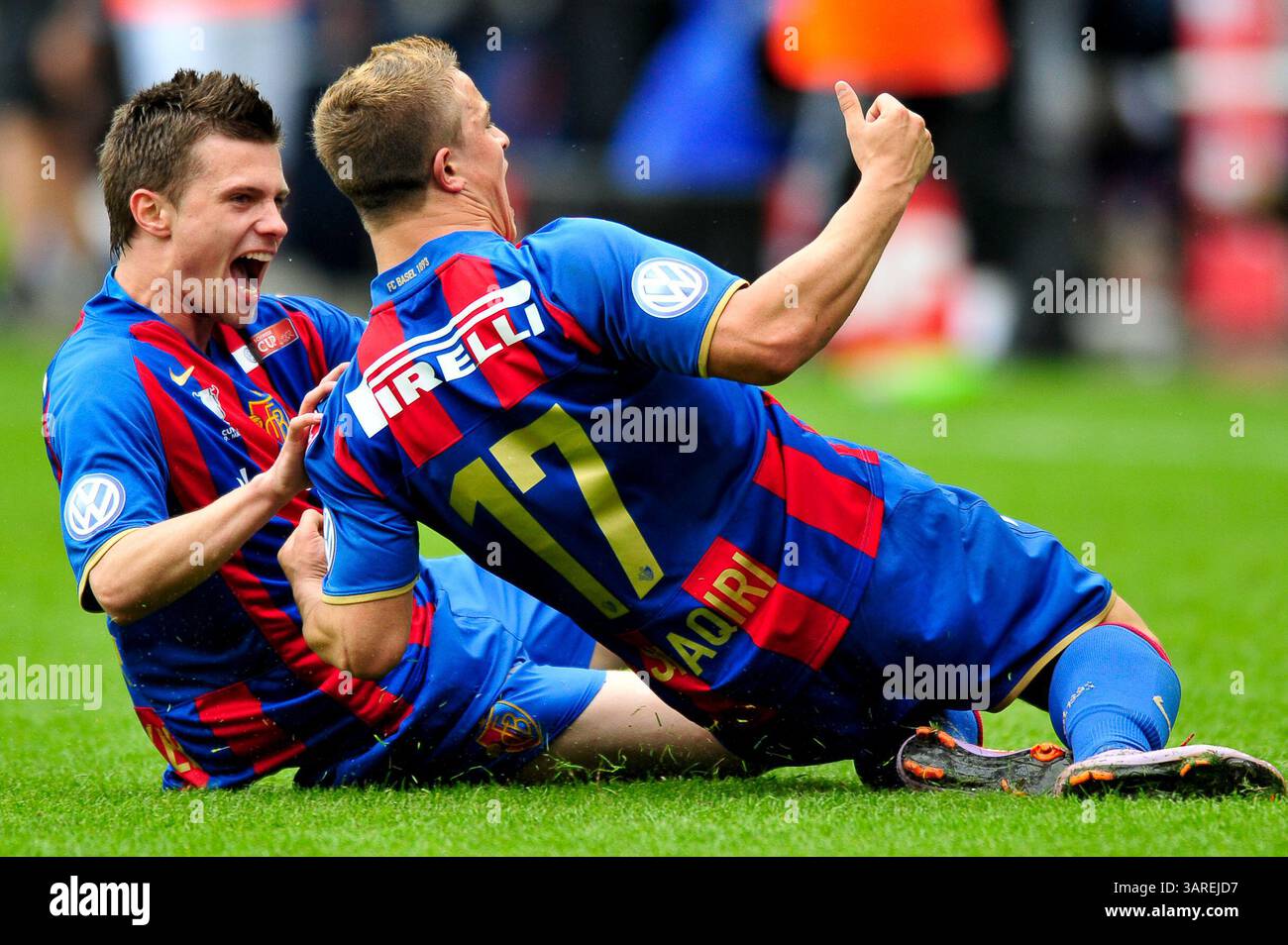 9. Mai 2010: Xherdan Shaqiri des FC Basel feiert mit Valentin Stocker nach einem Tor im Schweizer Cup-Finale im St. Jacob Park in Basel. Das Spiel endete mit dem Sieg 6-0 und der Meisterschaft 2010. (Bild: © John Middlebrook/Cal Sport Media/ZUMApress.com) Stockfoto