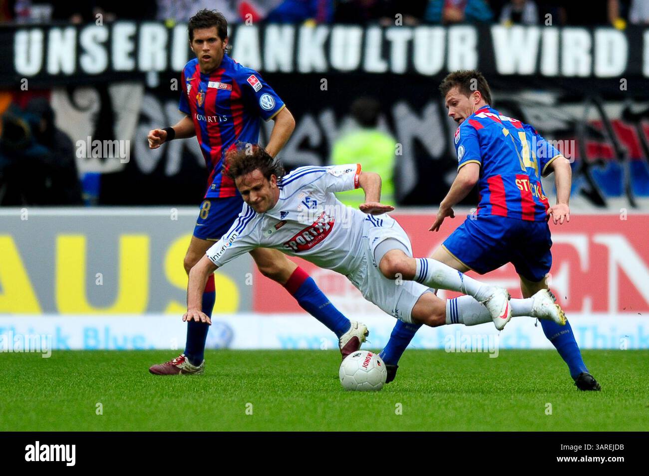9. Mai 2010: Valentin Stocker (rechts) des FC Basel im Schweizer Cup-Finale im St. Jacob Park in Basel. Das Spiel endete mit dem Sieg 6-0 und der Meisterschaft 2010. (Bild: © John Middlebrook/Cal Sport Media/ZUMApress.com) Stockfoto