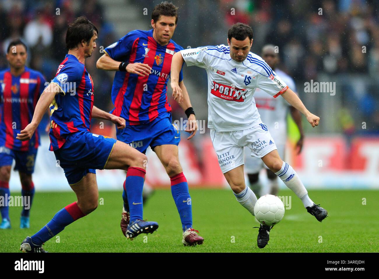 9. Mai 2010: Der FC Basel kämpft im Schweizer Cup-Finale im St. Jacob Park in Basel gegen den FC Lausanne. Das Spiel endete mit dem Sieg 6-0 und der Meisterschaft 2010. (Bild: © John Middlebrook/Cal Sport Media/ZUMApress.com) Stockfoto