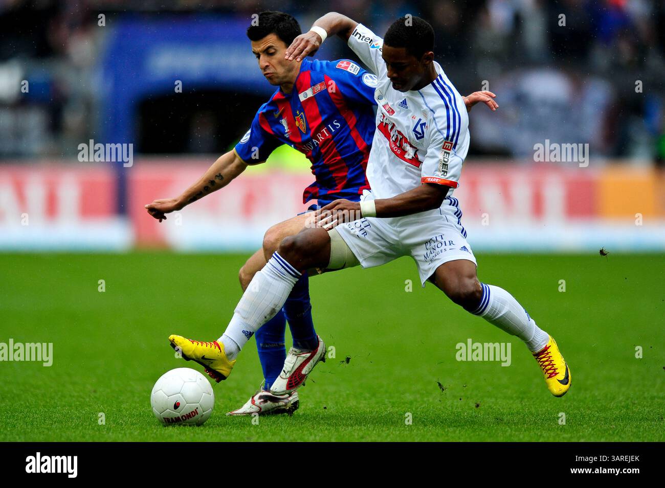 9. Mai 2010: Abdul Carrupt des FC Lausanne kämpft im Schweizer Cup-Finale im St. Jacob Park in Basel gegen Behrang Safari des FC Basel. Das Spiel endete mit dem Sieg 6-0 und der Meisterschaft 2010. (Bild: © John Middlebrook/Cal Sport Media/ZUMApress.com) Stockfoto