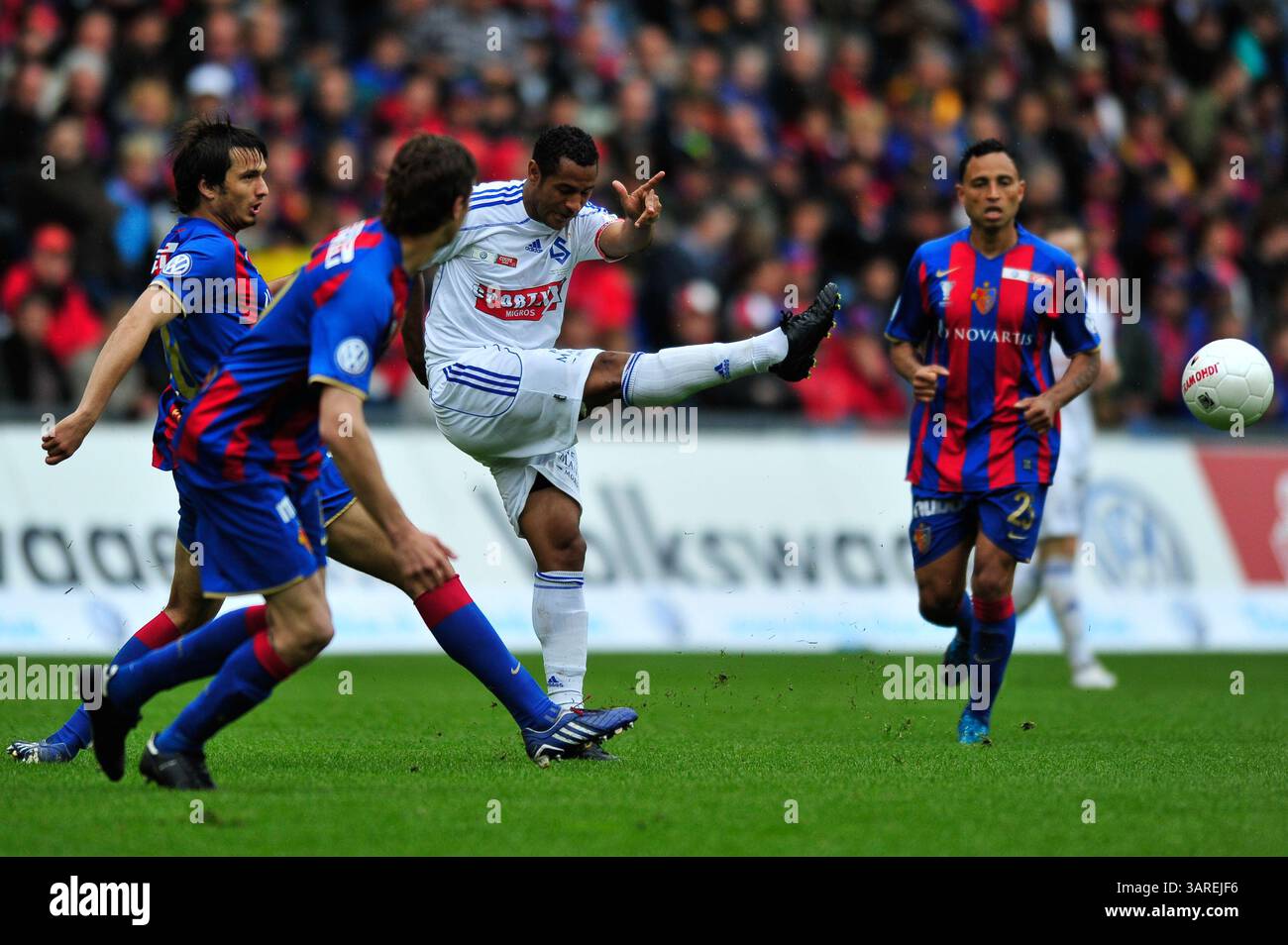 9. Mai 2010: Bertrand Ndzomo des FC Lausanne im Schweizer Cup-Finale im St. Jacob Park in Basel. Das Spiel endete mit dem Sieg 6-0 und der Meisterschaft 2010. (Bild: © John Middlebrook/Cal Sport Media/ZUMApress.com) Stockfoto