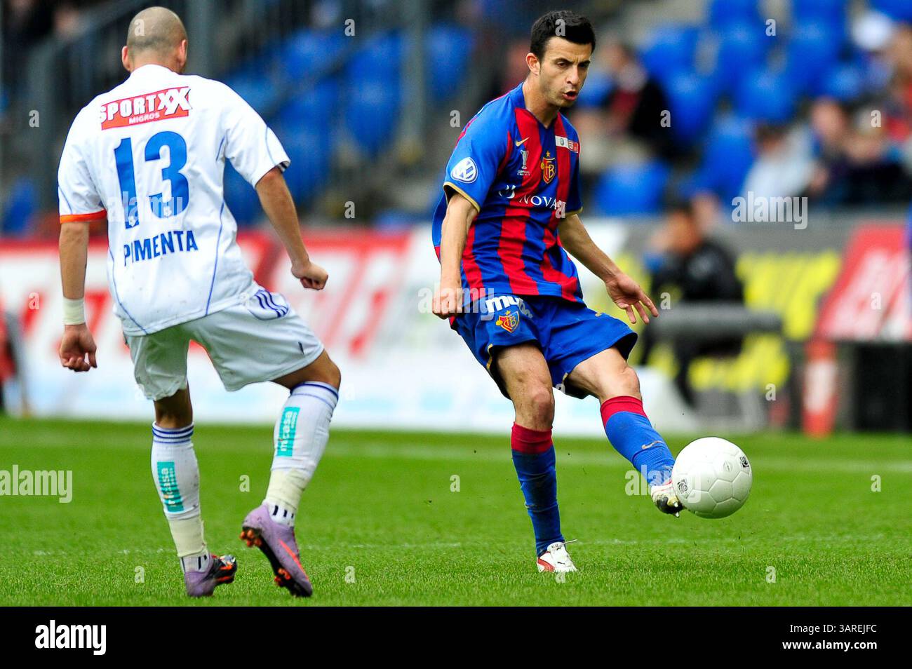 9. Mai 2010: Behrang Safari des FC Basel kämpft im Schweizer Cup-Finale im St. Jacob Park in Basel gegen Luis Filipe Pimenta des FC Lausanne. Das Spiel endete mit dem Sieg 6-0 und der Meisterschaft 2010. (Bild: © John Middlebrook/Cal Sport Media/ZUMApress.com) Stockfoto