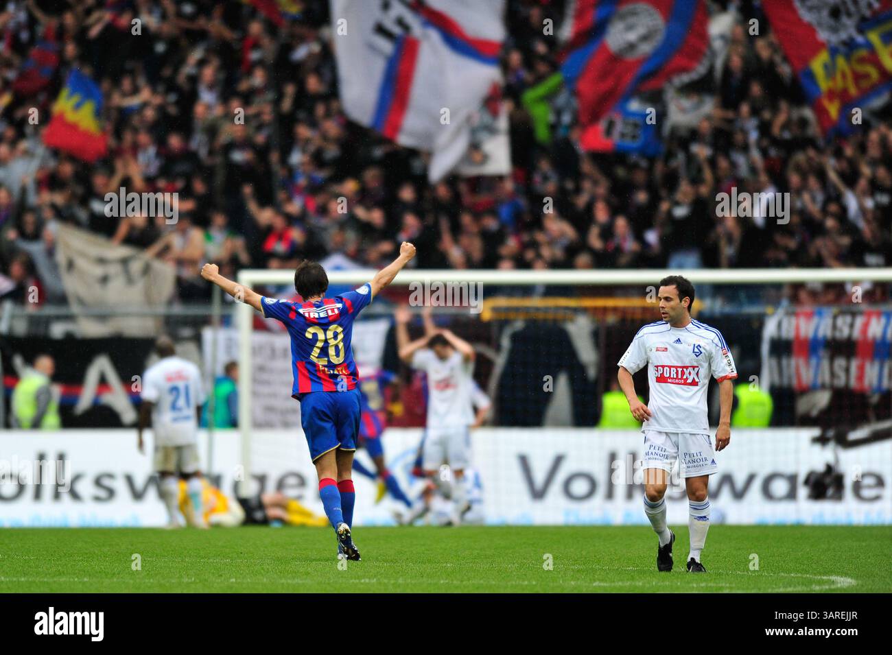 9. Mai 2010: Der BEG Ferati des FC Basel wirft nach einem Tor im Schweizer Cup-Finale im St. Jacob Park in Basel die Arme hoch. Das Spiel endete mit dem Sieg 6-0 und der Meisterschaft 2010. (Bild: © John Middlebrook/Cal Sport Media/ZUMApress.com) Stockfoto