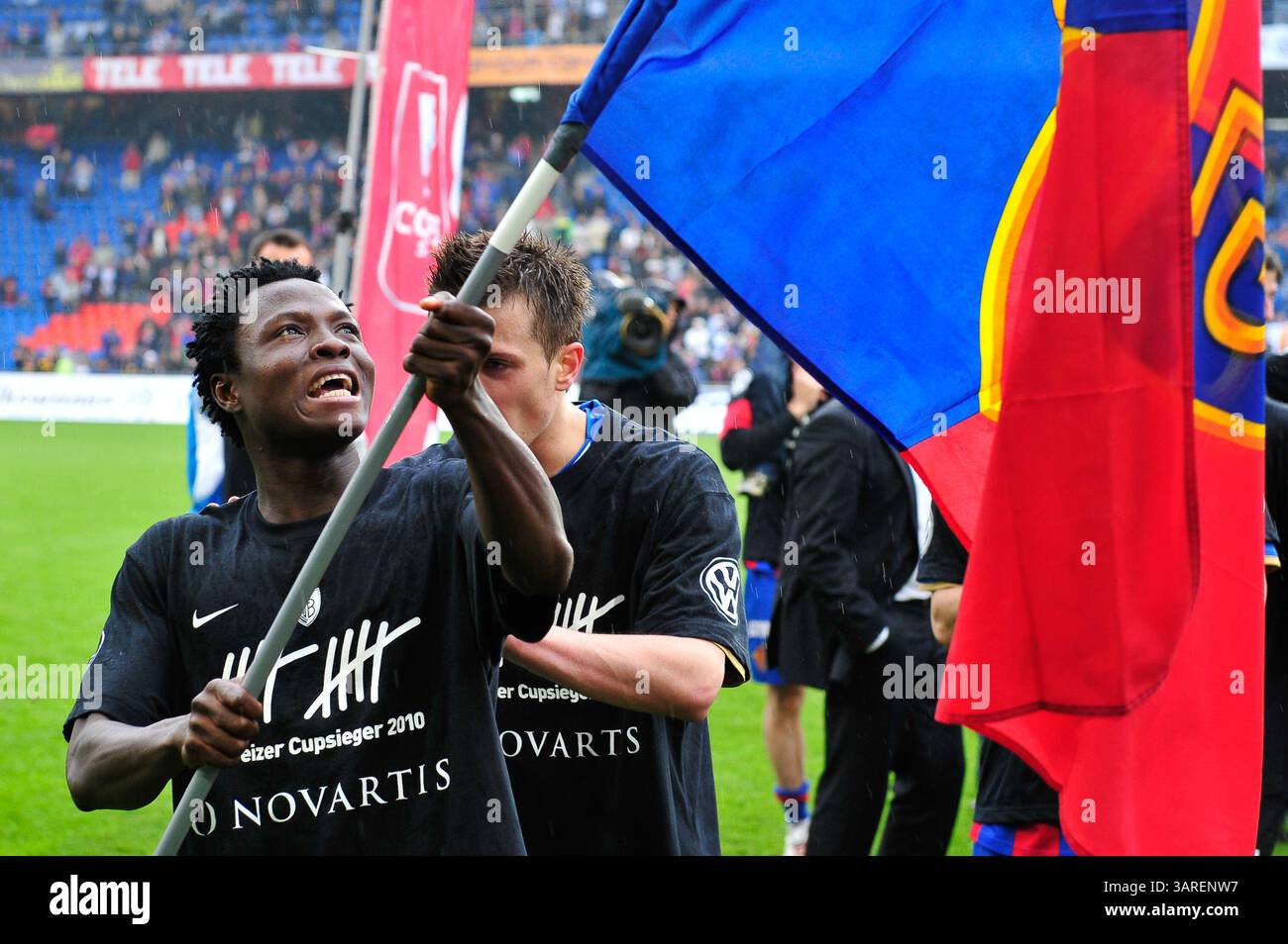 9. Mai 2010: Die Teamkollegen Alex frei und Samuel Inkoom feiern nach dem Sieg im Schweizer Cup-Finale im St. Jacob Park in Basel. Das Spiel endete mit dem Sieg 6-0 und der Meisterschaft 2010. (Bild: © John Middlebrook/Cal Sport Media/ZUMApress.com) Stockfoto