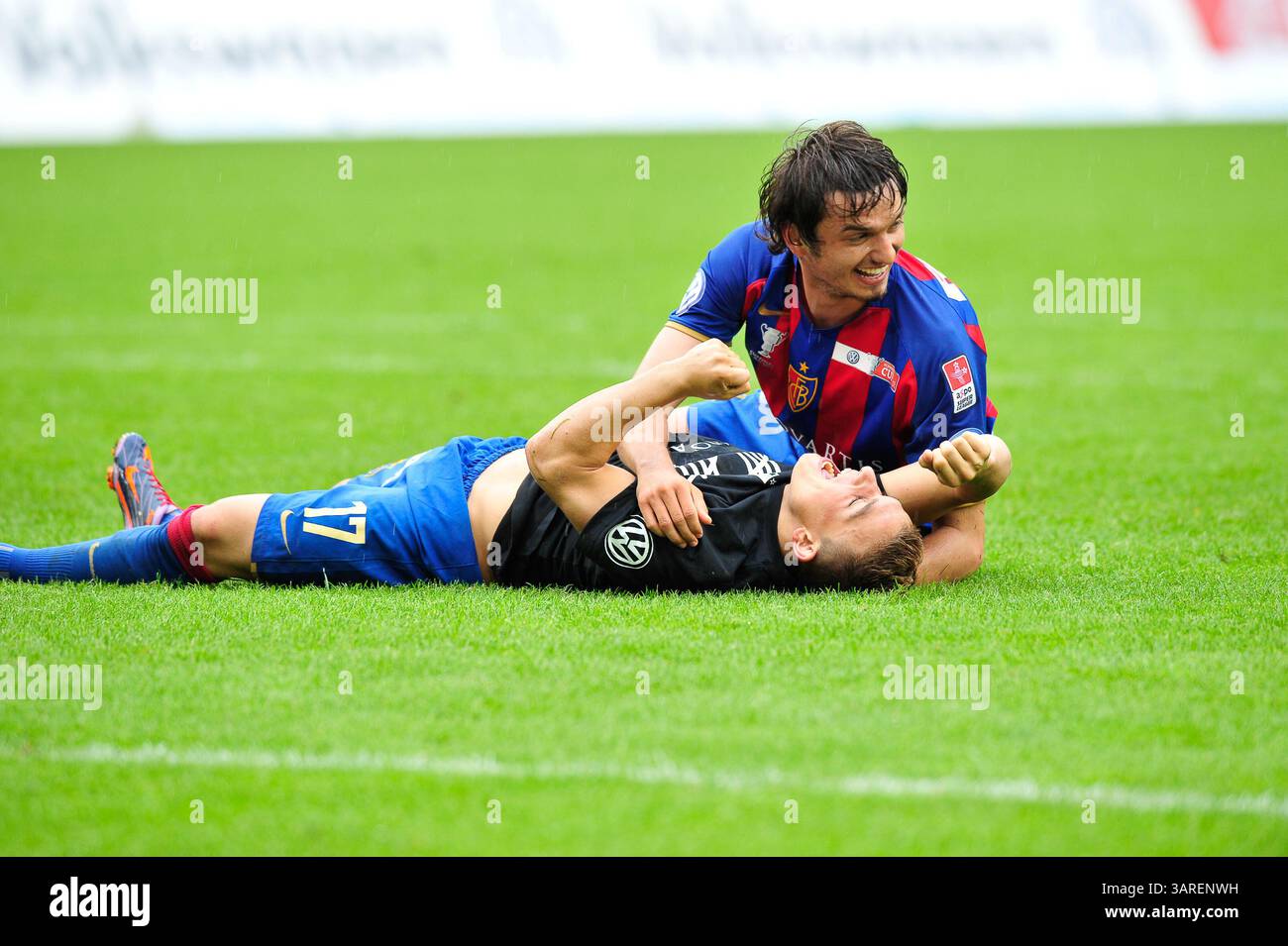 9. Mai 2010: Xherdan Shaqiri des FC Basel feiert den Sieg mit BEG Ferati nach einem Tor im Schweizer Cup-Finale im St. Jacob Park in Basel. Das Spiel endete mit dem Sieg 6-0 und der Meisterschaft 2010. (Bild: © John Middlebrook/Cal Sport Media/ZUMApress.com) Stockfoto