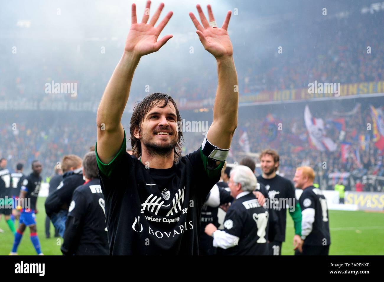 9. Mai 2010: Der FC Basel Torwart Franco Costanzo winkt den Fans beim Schweizer Cup Finale im St. Jacob Park in Basel. Das Spiel endete mit dem Sieg 6-0 und der Meisterschaft 2010. (Bild: © John Middlebrook/Cal Sport Media/ZUMApress.com) Stockfoto