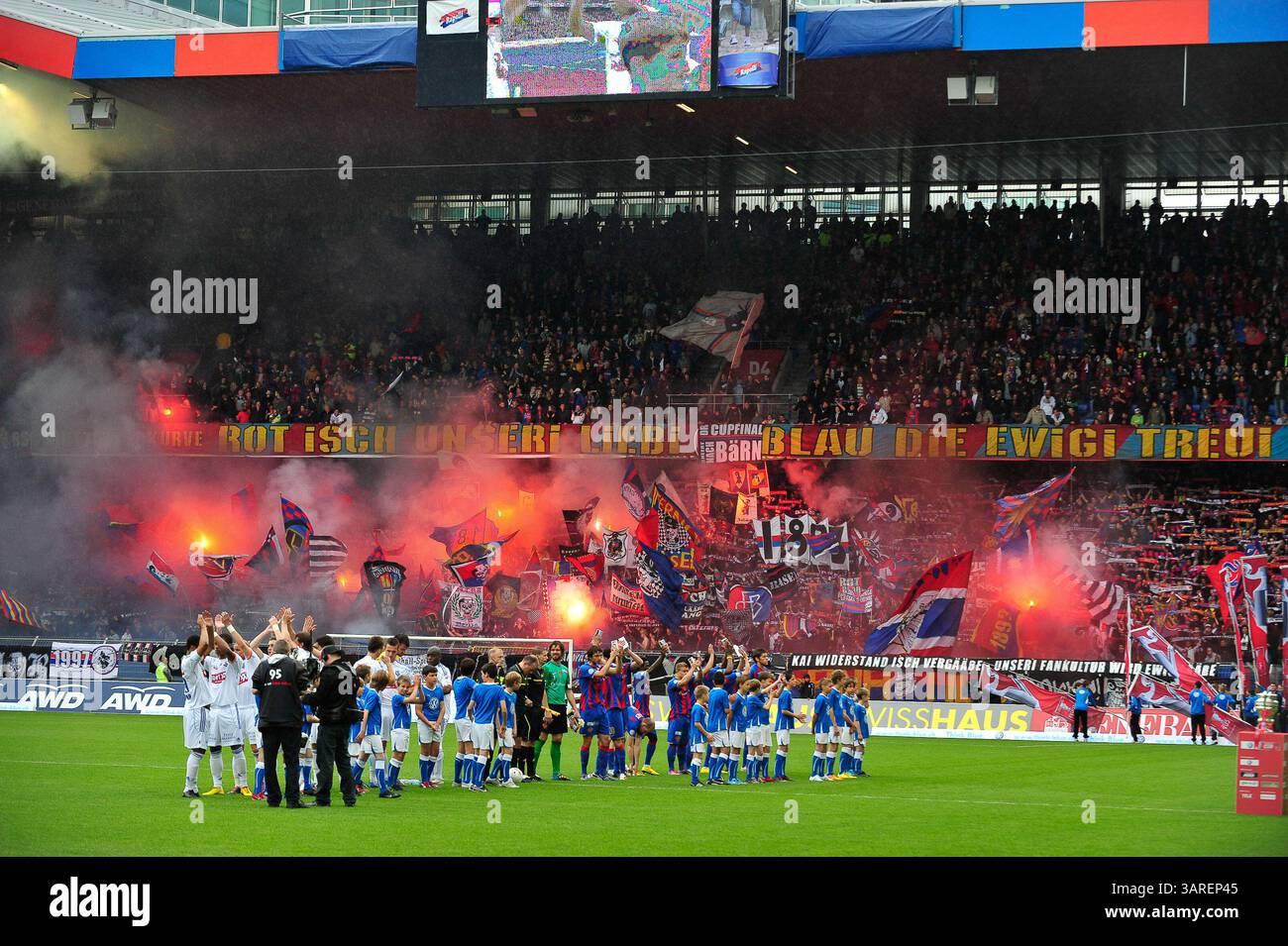 9. Mai 2010: Fans des FC Basel begrüßen das Team vor dem Schweizer Cup-Finale im St. Jacob Park in Basel. Das Spiel endete mit dem Sieg 6-0 und der Meisterschaft 2010. (Bild: © John Middlebrook/Cal Sport Media/ZUMApress.com) Stockfoto
