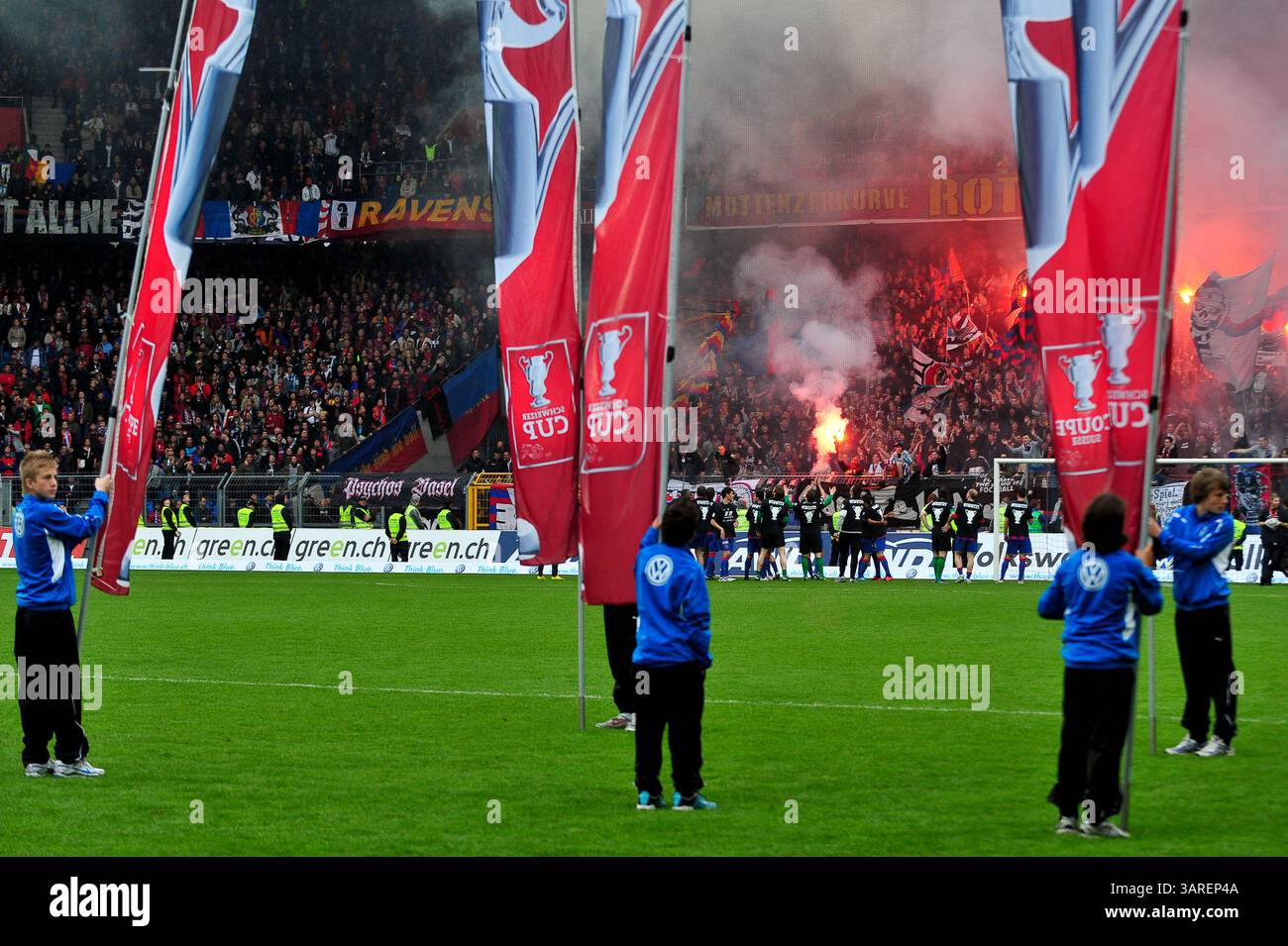9. Mai 2010 - das Team FC Basel feiert mit Fans den Sieg nach dem Schweizer Cup-Finale im St. Jacob Park in Basel. Das Spiel endete mit dem Sieg 6-0 und der Meisterschaft 2010. (Bild: © John Middlebrook/Cal Sport Media/ZUMApress.com) Stockfoto