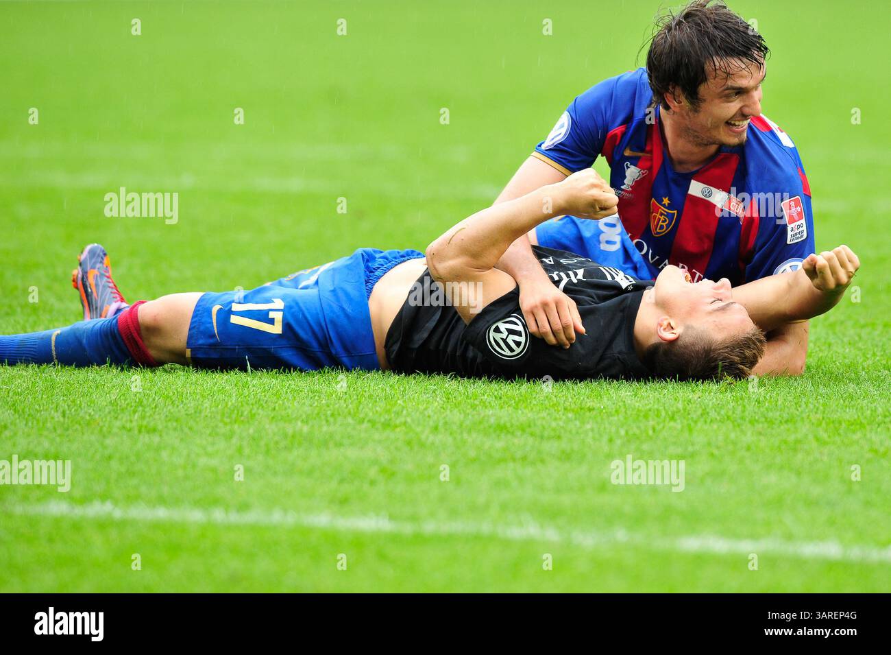 9. Mai 2010: Xherdan Shaqiri des FC Basel feiert den Sieg mit BEG Ferati nach einem Tor im Schweizer Cup-Finale im St. Jacob Park in Basel. Das Spiel endete mit dem Sieg 6-0 und der Meisterschaft 2010. (Bild: © John Middlebrook/Cal Sport Media/ZUMApress.com) Stockfoto