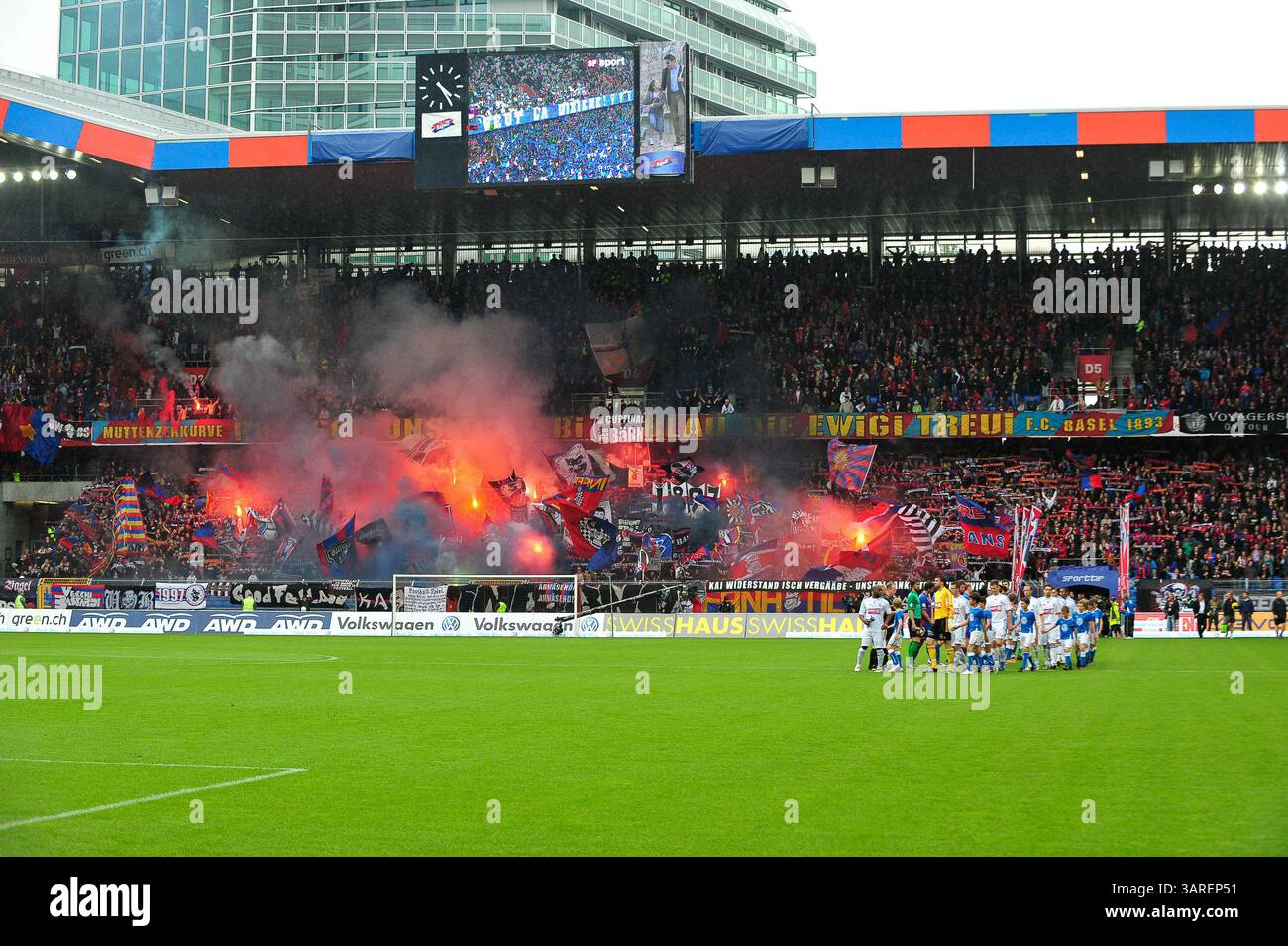 9. Mai 2010: Fans des FC Basel begrüßen das Team vor dem Schweizer Cup-Finale im St. Jacob Park in Basel. Das Spiel endete mit dem Sieg 6-0 und der Meisterschaft 2010. (Bild: © John Middlebrook/Cal Sport Media/ZUMApress.com) Stockfoto
