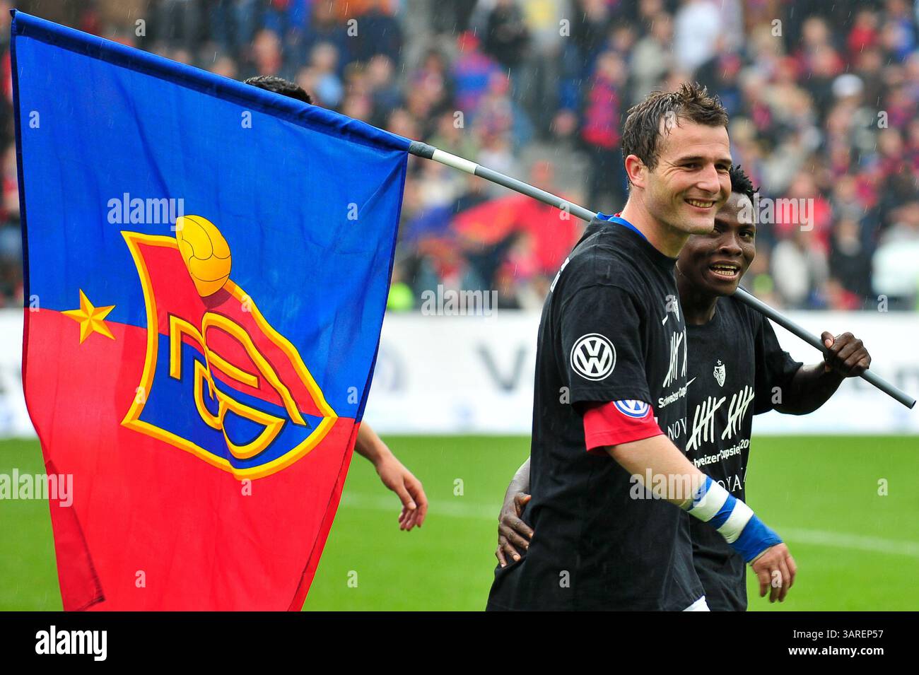 9. Mai 2010: Die Teamkollegen Alex frei und Samuel Inkoom feiern nach dem Sieg im Schweizer Cup-Finale im St. Jacob Park in Basel. Das Spiel endete mit dem Sieg 6-0 und der Meisterschaft 2010. (Bild: © John Middlebrook/Cal Sport Media/ZUMApress.com) Stockfoto