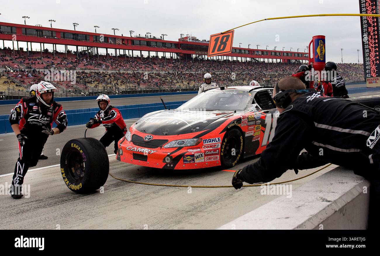 Fontana, KALIFORNIEN - 20. Februar 2010: Kyle Busch bringt den No. 18 Z-Line Designs Toyota für einen Boxenstopp während der Stater Bros 300 mit. (Bild: © ASP/Cal Sport Media/ZUMApress.com) Stockfoto