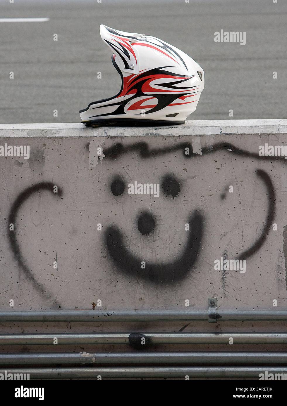 Fontana, KALIFORNIEN - 20. Februar 2010: Auf dem Auto Club Speedway befindet sich ein Z-Line Helm auf einem Smiley-Gesicht. (Kreditbild: © ASP/Cal Sport Media/ZUMApress.com) Stockfoto