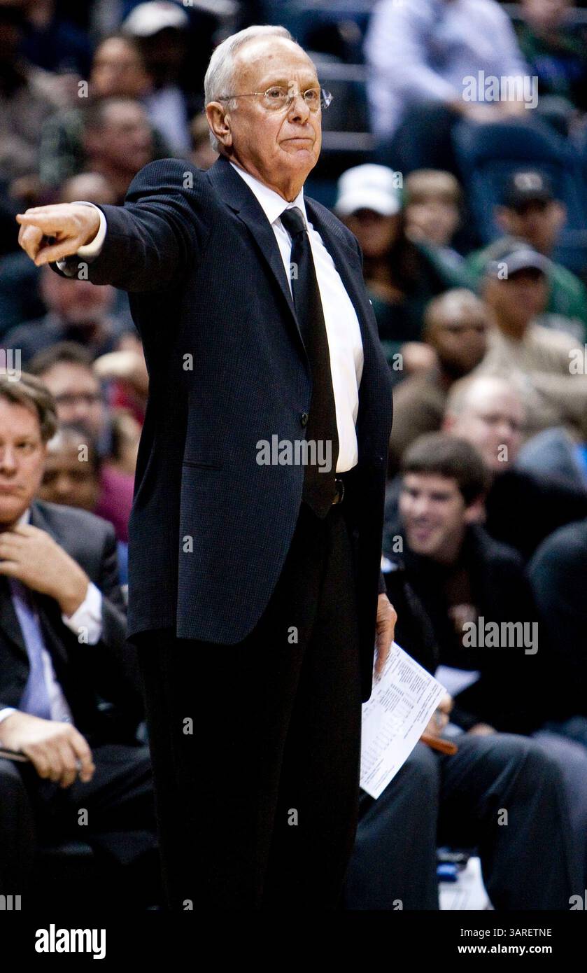 Februar 2010 Milwaukee, WI. Bradley Center, Charlotte Bobcats Head Coach Larry Brown, Milwaukee Buck gewann die Charlotte Bobcats 93-88. Mike McGinnis/CSM(Bild: © Mike McGinnis/Cal Sport Media/ZUMApress.com) Stockfoto