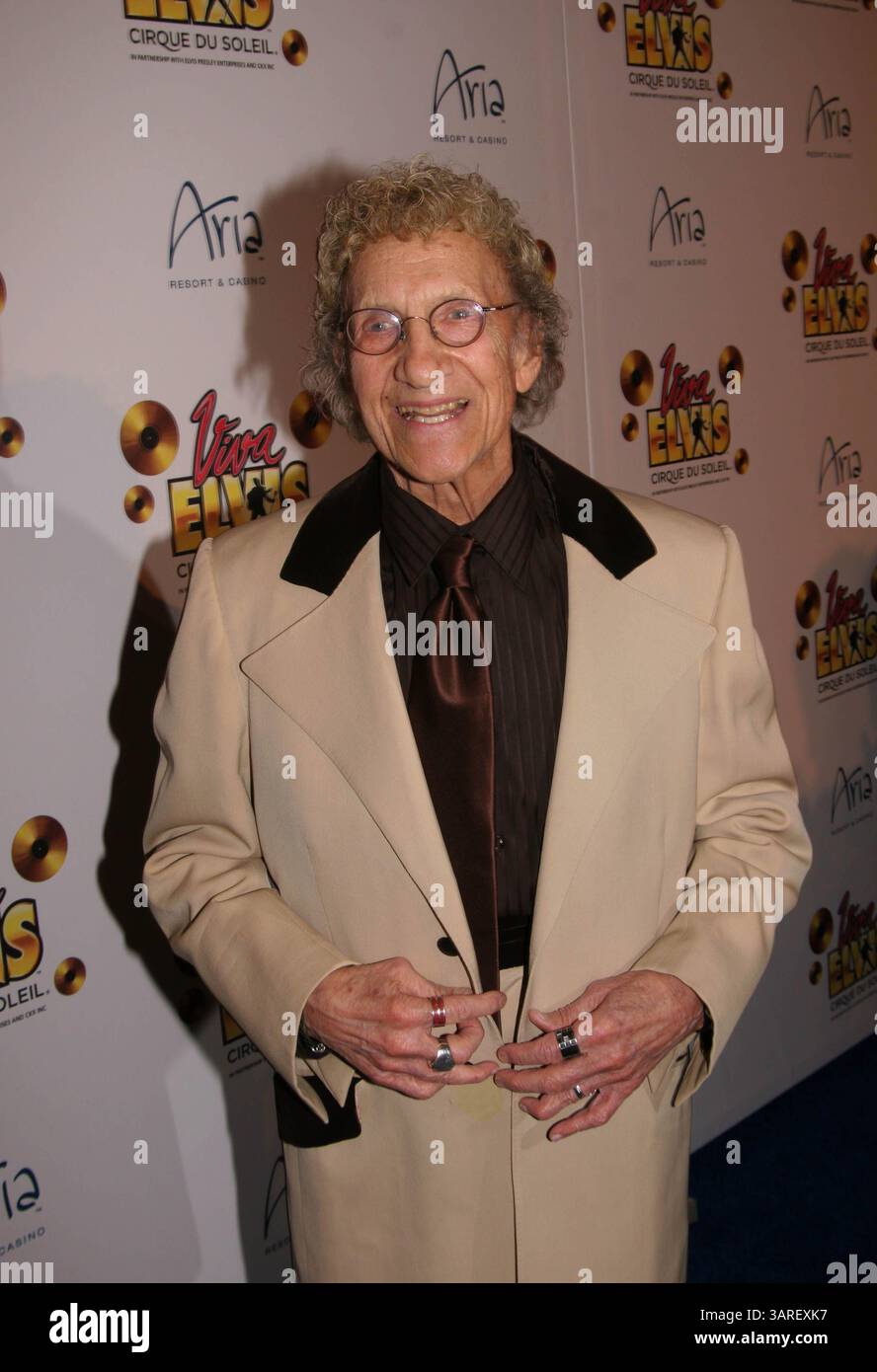 Februar 2010 - Hollywood, Kalifornien, Vereinigte Staaten - K64384EG. Premiere von Cirque du Soleil's „Viva ELVIS“. Das Aria Resort Hotel at City Center in Las Vegas, Nevada 02-19-2010. Sammy Shore(Bild: © Ed Geller/Globe Photos/ZUMApress.com) Stockfoto Februar 2010 - Hollywood, Kalifornien, Vereinigte Staaten - K64384EG. Premiere von Cirque du Soleil's „Viva ELVIS“. Das Aria Resort Hotel at City Center in Las Vegas, Nevada 02-19-2010. Sammy Shore(Bild: © Ed Geller/Globe Photos/ZUMApress.com) Stockfoto