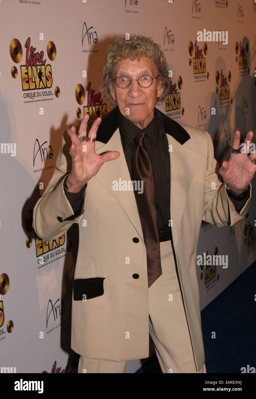 Februar 2010 - Hollywood, Kalifornien, Vereinigte Staaten - K64384EG. Premiere von Cirque du Soleil's „Viva ELVIS“. Das Aria Resort Hotel at City Center in Las Vegas, Nevada 02-19-2010. Sammy Shore(Bild: © Ed Geller/Globe Photos/ZUMApress.com) Stockfoto Februar 2010 - Hollywood, Kalifornien, Vereinigte Staaten - K64384EG. Premiere von Cirque du Soleil's „Viva ELVIS“. Das Aria Resort Hotel at City Center in Las Vegas, Nevada 02-19-2010. Sammy Shore(Bild: © Ed Geller/Globe Photos/ZUMApress.com) Stockfoto