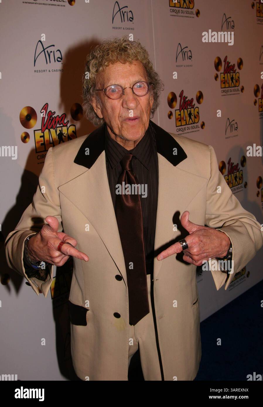 Februar 2010 - Hollywood, Kalifornien, Vereinigte Staaten - K64384EG. Premiere von Cirque du Soleil's „Viva ELVIS“. Das Aria Resort Hotel at City Center in Las Vegas, Nevada 02-19-2010. Sammy Shore(Bild: © Ed Geller/Globe Photos/ZUMApress.com) Stockfoto Februar 2010 - Hollywood, Kalifornien, Vereinigte Staaten - K64384EG. Premiere von Cirque du Soleil's „Viva ELVIS“. Das Aria Resort Hotel at City Center in Las Vegas, Nevada 02-19-2010. Sammy Shore(Bild: © Ed Geller/Globe Photos/ZUMApress.com) Stockfoto