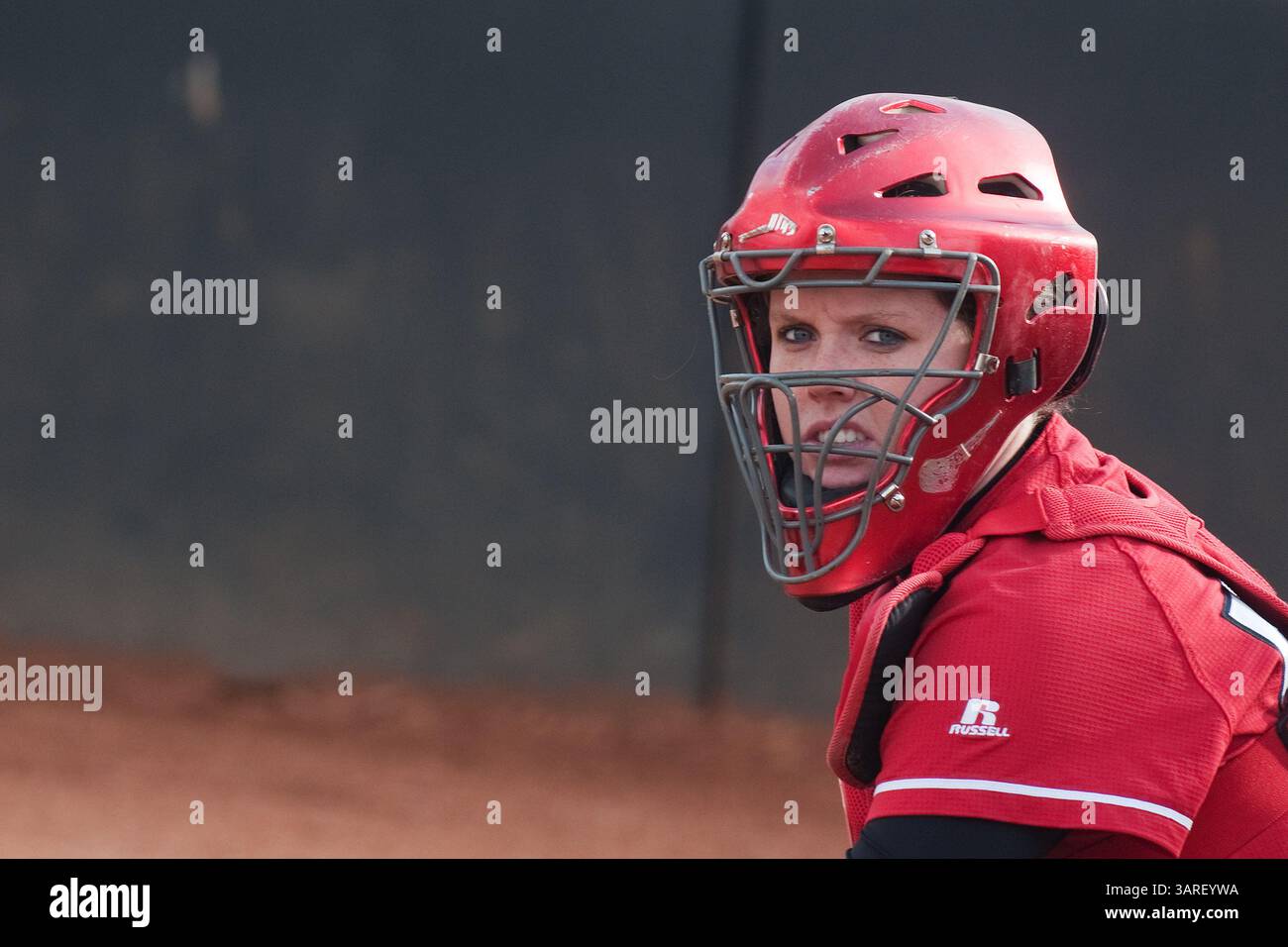 21. Februar 2010: Sara Williams (5) sucht nach einem Pitch-Signal gegen Utah State in einem NCAA-Softball-Spiel während des 20. Jährlichen Campbell/Cartier Classic im SDSU Softball Stadium, San Diego, CA. Die Western Kentucky University besiegte Utah State Aggies mit 13:3 (Credit Image: © Sam Madamba/Cal Sport Media/ZUMApress.com) Stockfoto
