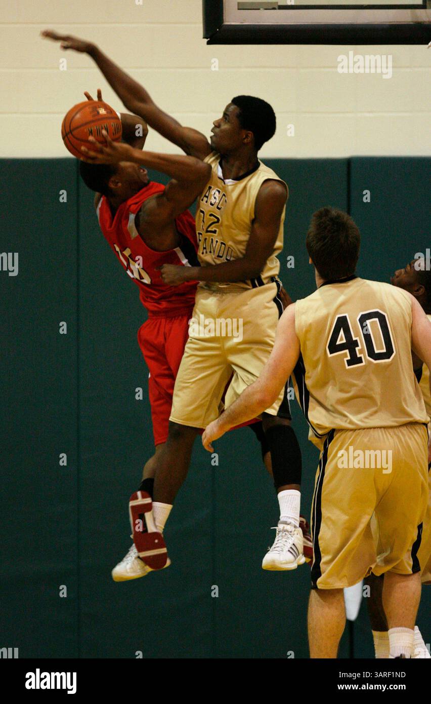 Februar 2010 - New Port Richey, Florida, USA - BRENDAN FITTERER | Times. HT 318395 FITT mason 2 (10/2010 New Port Richey). Isaiah Mason am Pasco-Hernando Community College schließt am Mittwoch Abend Anthony Dorsey bei einem Schussversuch gegen das Hillsborough Community College. Mason, ein Studienanfänger am PHCC, ist Springstead Alumni und derzeit der führende Torschütze der Conquistadors. . BRENDAN FITTERER | Times (Kreditbild: © St. Petersburg Times/ZUMApress.com) Stockfoto