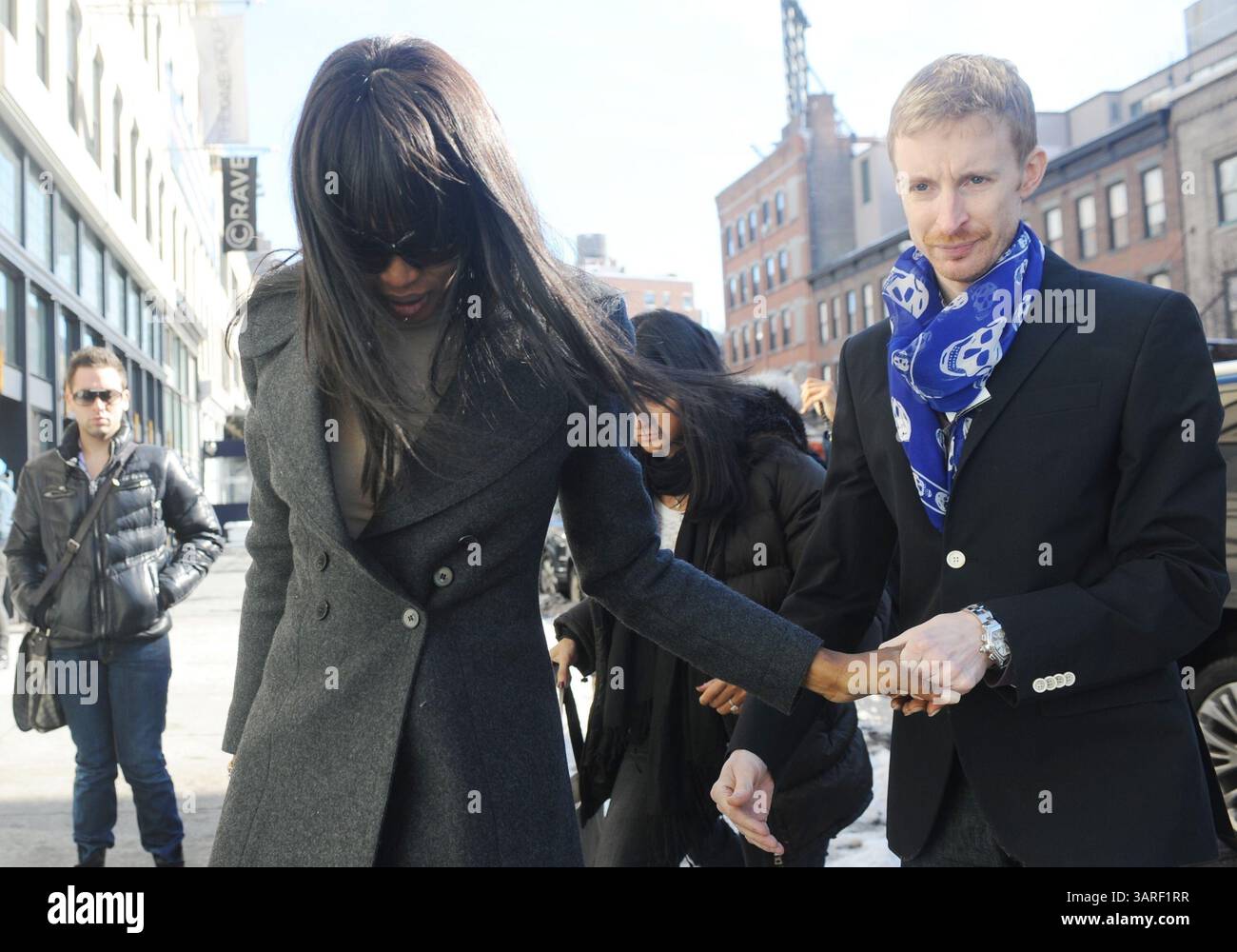 11. Februar 2010 – Manhattan, New York, USA – Model NAOMI CAMPBELL kommt in die Alexander McQueen Boutique im Meatpacking District, als Designer Alexander McQueen tot in seinem Londoner Haus aufgefunden wurde, nachdem er sich angeblich selbst getötet hatte. (Kreditbild: © Bryan Smith/ZUMA Press) EINSCHRÄNKUNGEN: * New York City Newspapers Rights OUT * Stockfoto