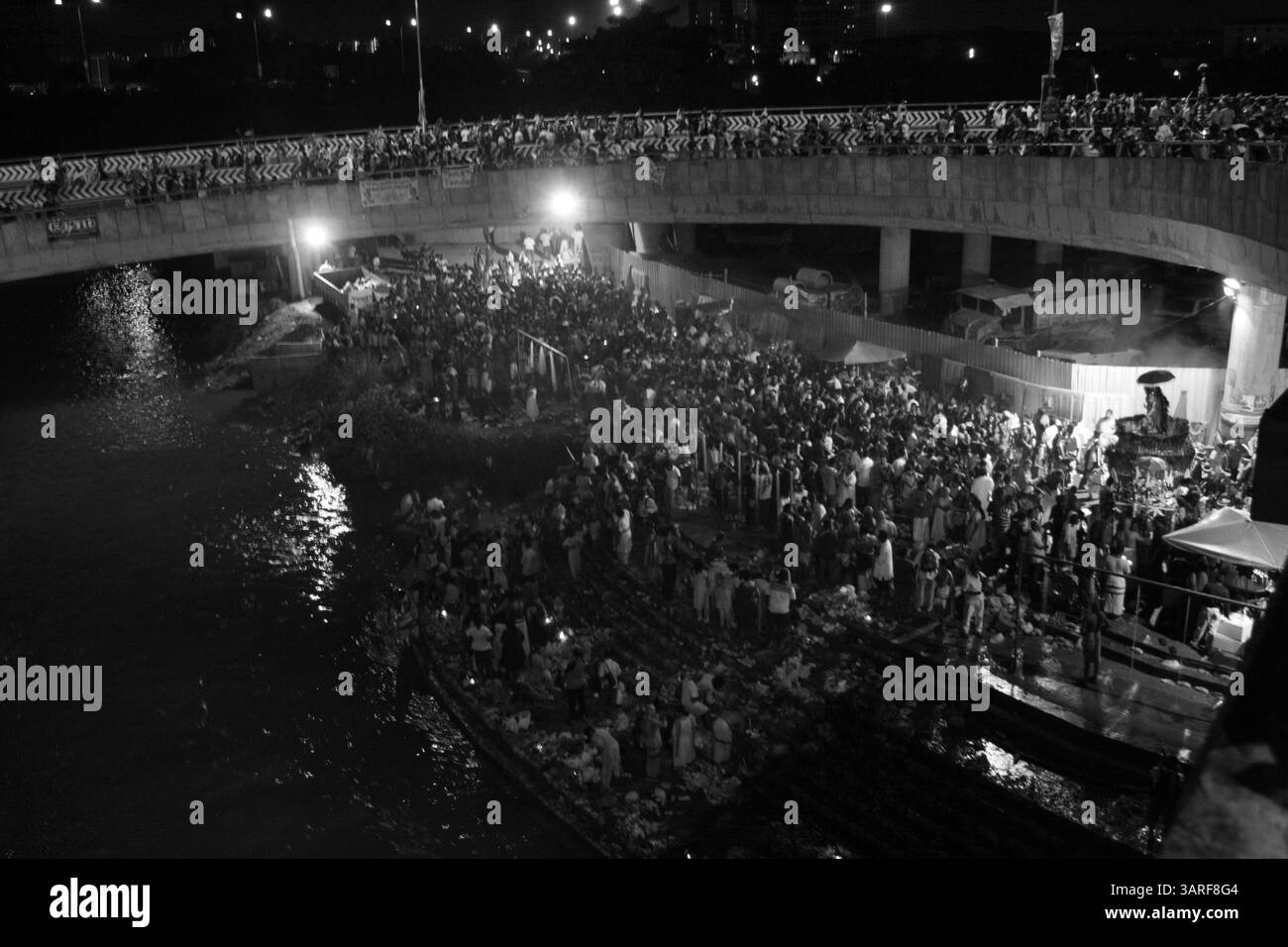 30. Januar 2010 – Kuala Lumpur, Malaysia – Millionen von Gläubigen strömen zum Thaipusam Festival an der Flussseite für das Reinigungsritual in der Nähe des Batu Caves Temple in Kuala Lumpur. Thaipusam ist das größte jährliche Hindu-Festival, das hauptsächlich von der tamilischen Gemeinde auf Vollmond im tamilischen Monat Thai gefeiert wird. Pusam bezeichnet einen Stern, der während des Festivals seinen höchsten Punkt erreicht. Das Festival erinnert sowohl an den Geburtstag von Lord Murugan (auch Subramaniam), dem jüngsten Sohn von Shiva und Parvati, als auch an den Anlass, als Parvati Murugan eine Lance gab, damit er den bösen Dämon Soorapad besiegen konnte Stockfoto