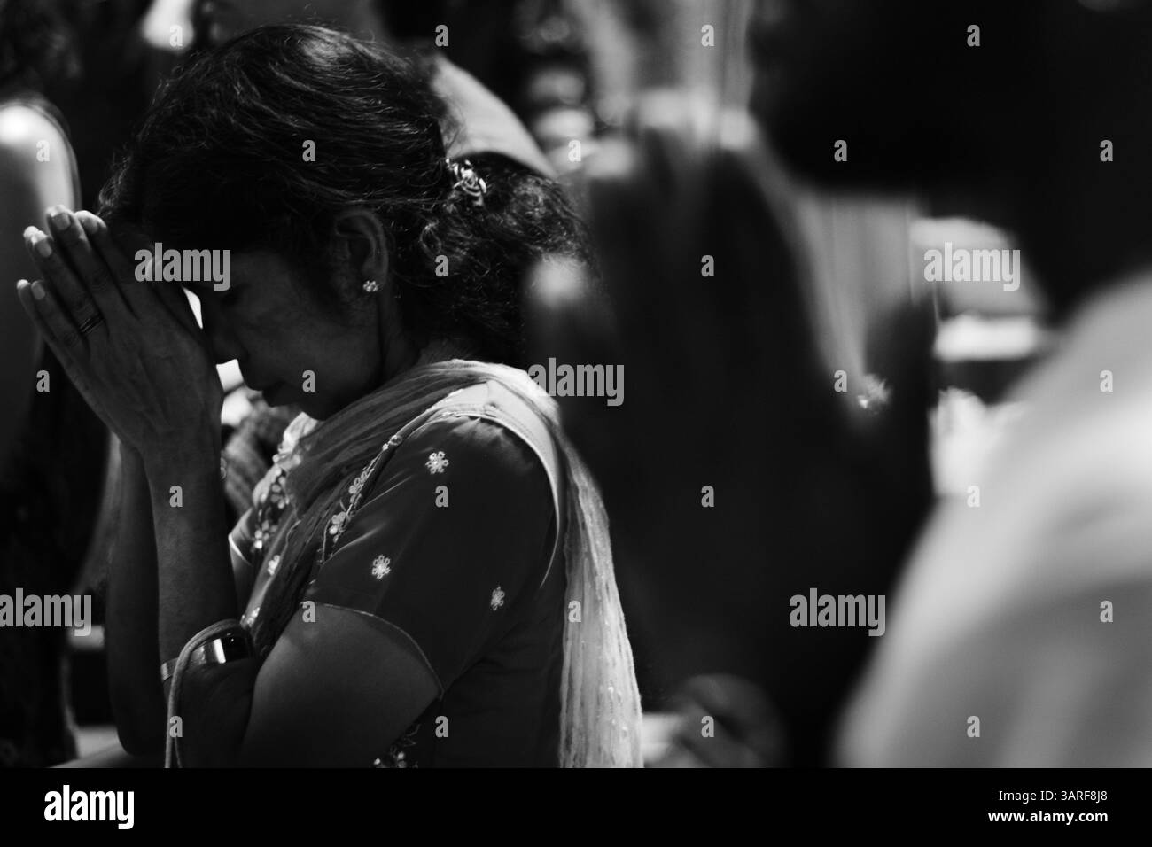 30. Januar 2010 – Kuala Lumpur, Malaysia – Ein Gläubiger betet während des Thaipusam Festivals im Batu Caves Temple in Kuala Lumpur. Thaipusam ist das größte jährliche Hindu-Festival, das hauptsächlich von der tamilischen Gemeinde auf Vollmond im tamilischen Monat Thai gefeiert wird. Pusam bezeichnet einen Stern, der während des Festivals seinen höchsten Punkt erreicht. Das Festival erinnert sowohl an den Geburtstag von Lord Murugan (auch Subramaniam), dem jüngsten Sohn von Shiva und Parvati, als auch an den Anlass, als Parvati Murugan eine Lance gab, damit er den bösen Dämon Soorapadman besiegen konnte. Die Gläubigen bereiten sich auf die Feier vor Stockfoto