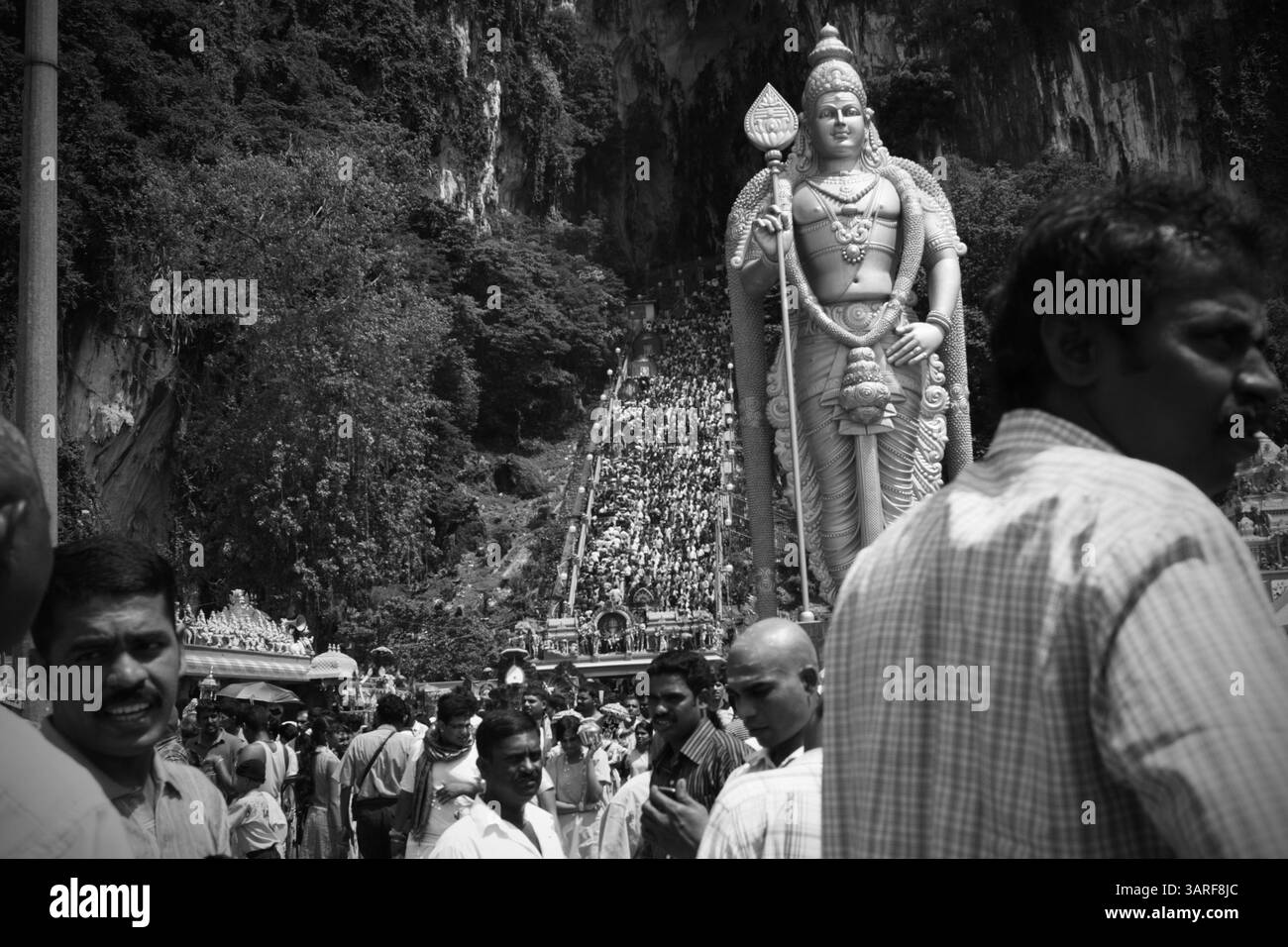 30. Januar 2010 – Kuala Lumpur, Malaysia – Millionen von Gläubigen strömen zum Thaipusam Festival im Batu Caves Temple in Kuala Lumpur. Thaipusam ist das größte jährliche Hindu-Festival, das hauptsächlich von der tamilischen Gemeinde auf Vollmond im tamilischen Monat Thai gefeiert wird. Pusam bezeichnet einen Stern, der während des Festivals seinen höchsten Punkt erreicht. Das Festival erinnert sowohl an den Geburtstag von Lord Murugan (auch Subramaniam), dem jüngsten Sohn von Shiva und Parvati, als auch an den Anlass, als Parvati Murugan eine Lance gab, damit er den bösen Dämon Soorapadman besiegen konnte. Devotees bereiten sich auf die Feier vor Stockfoto