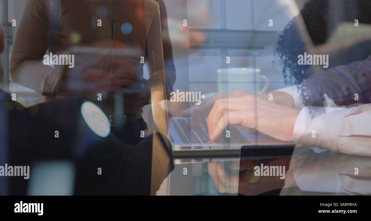 Bild von afroamerikanischen Geschäftsleuten, die mit einem Laptop über die Hände sprechen Stockfoto