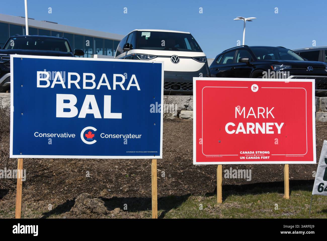 Ottawa, Kanada - 17. April 2025: Zeichen der konservativen und liberalen Kandidaten bei den bevorstehenden Bundestagswahlen am 28. April. Mark Carney ist derzeit s Stockfoto